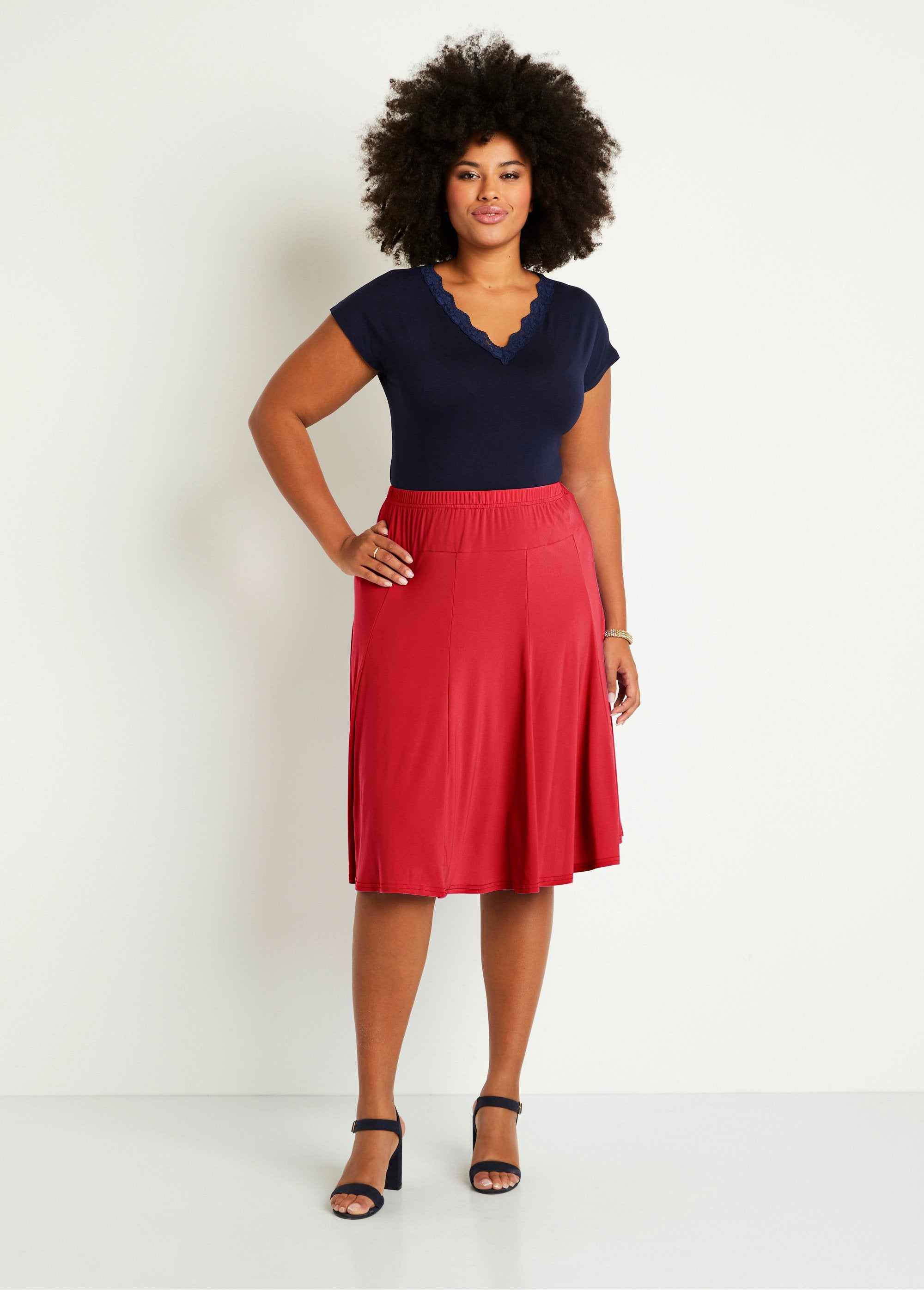 Gonna_svasata_in_maglia_di_media_lunghezza_Ciliegia_marasca_SF1_curvy