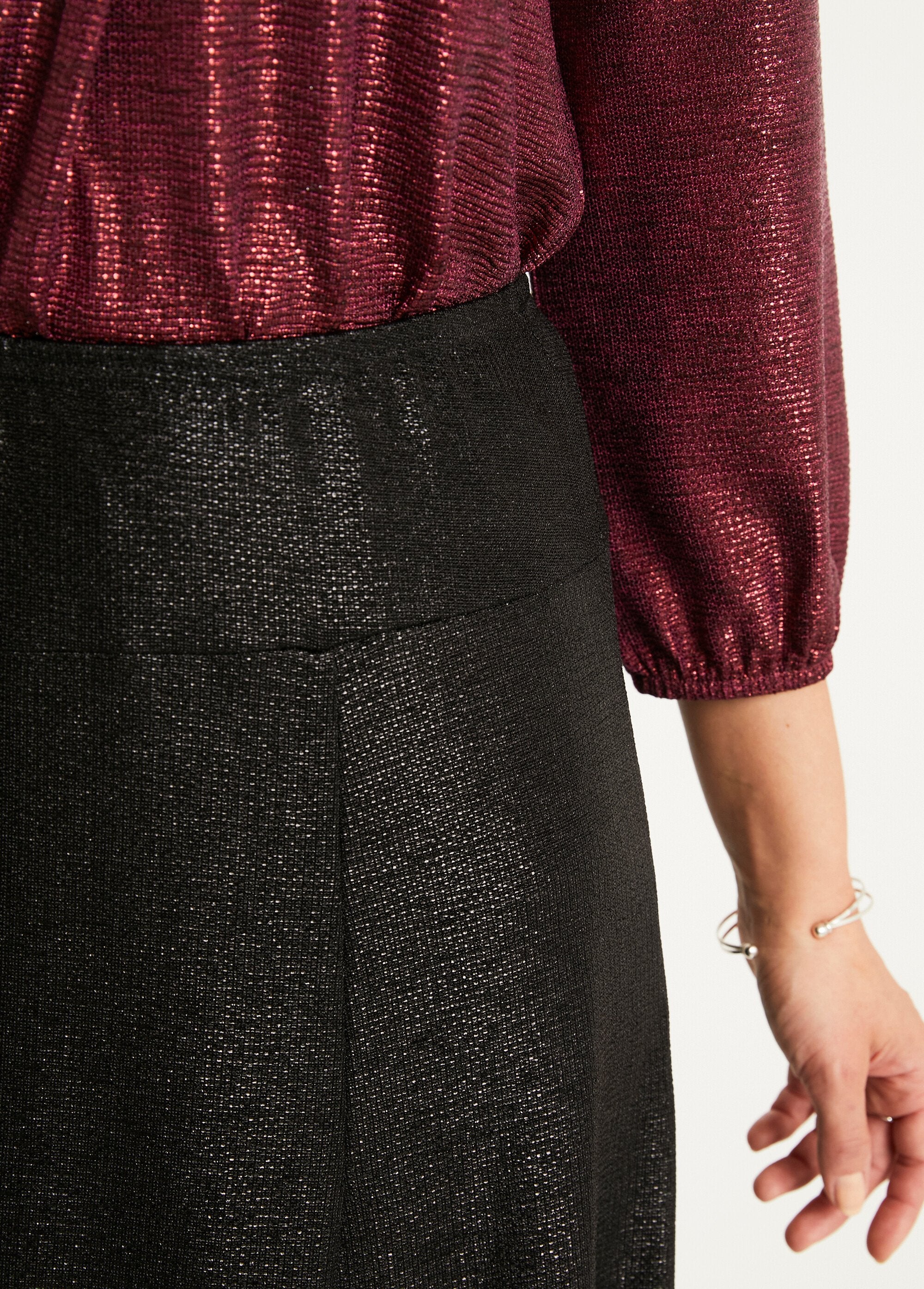 Gonna_svasata_di_media_lunghezza_in_rete_lucida_Noir_DE2_slim