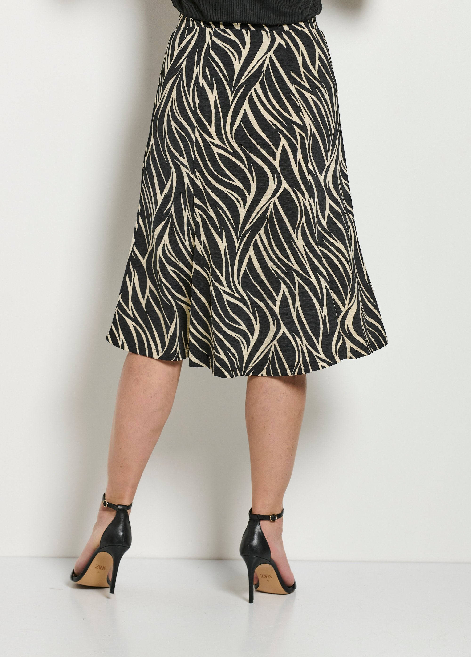 Gonna_svasata_di_media_lunghezza_con_strisce_zebrate_ed_elastico_in_vita_Beige_et_noir_DO1_slim