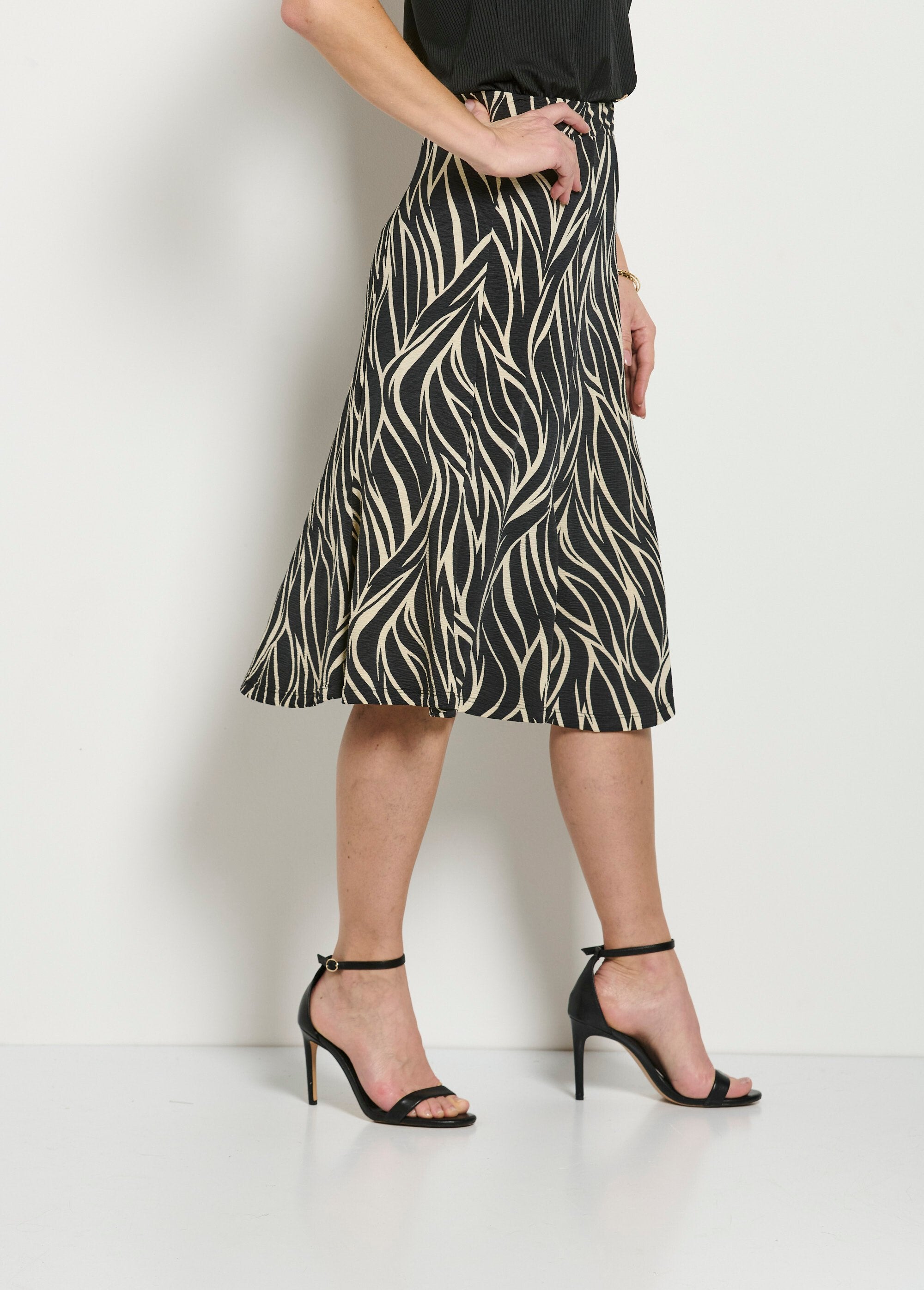 Gonna_svasata_di_media_lunghezza_con_strisce_zebrate_ed_elastico_in_vita_Beige_et_noir_DR1_slim
