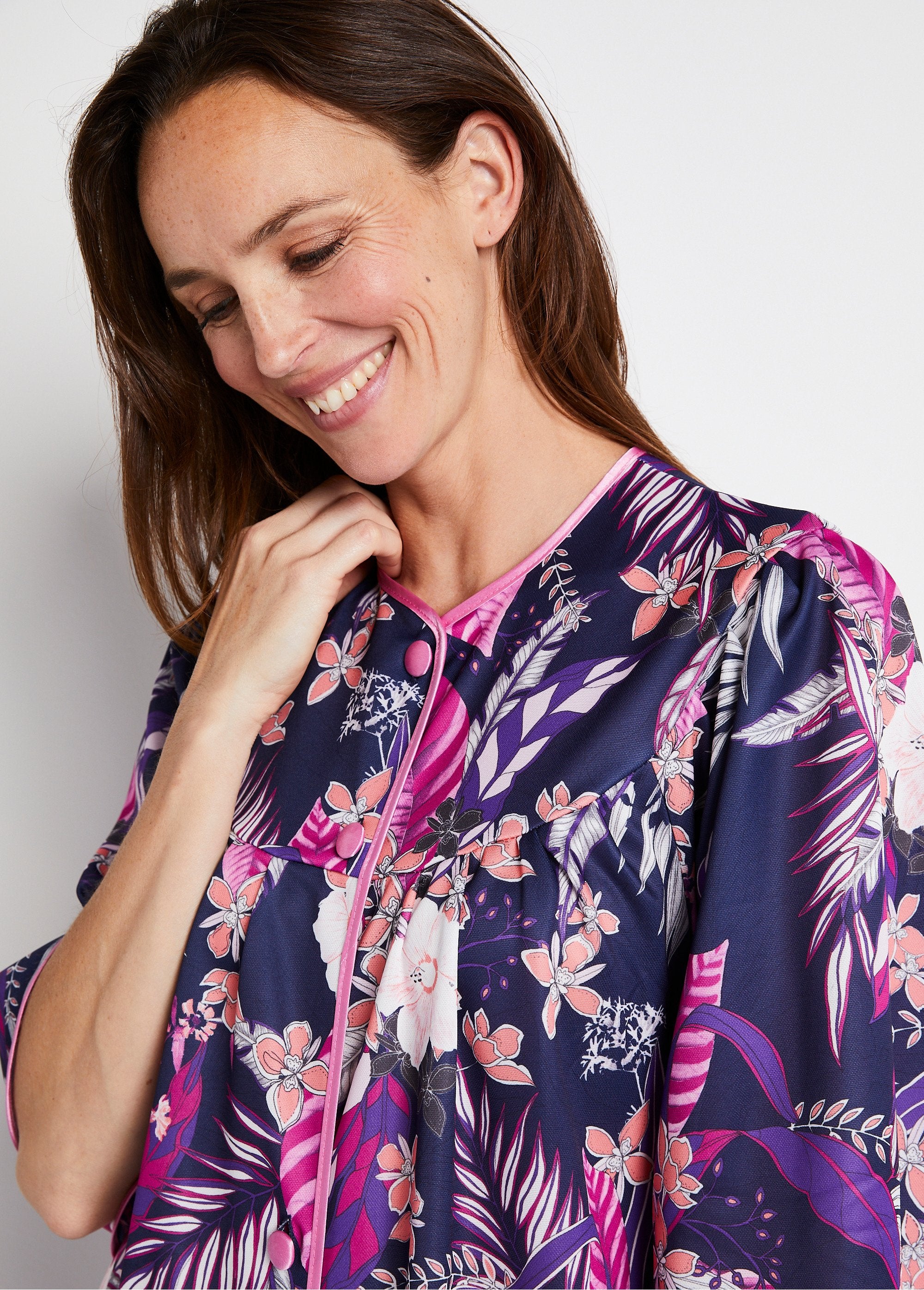 Accappatoio_lungo_in_raso_con_bottoni_floreali_Stampa_viola_DE1_slim