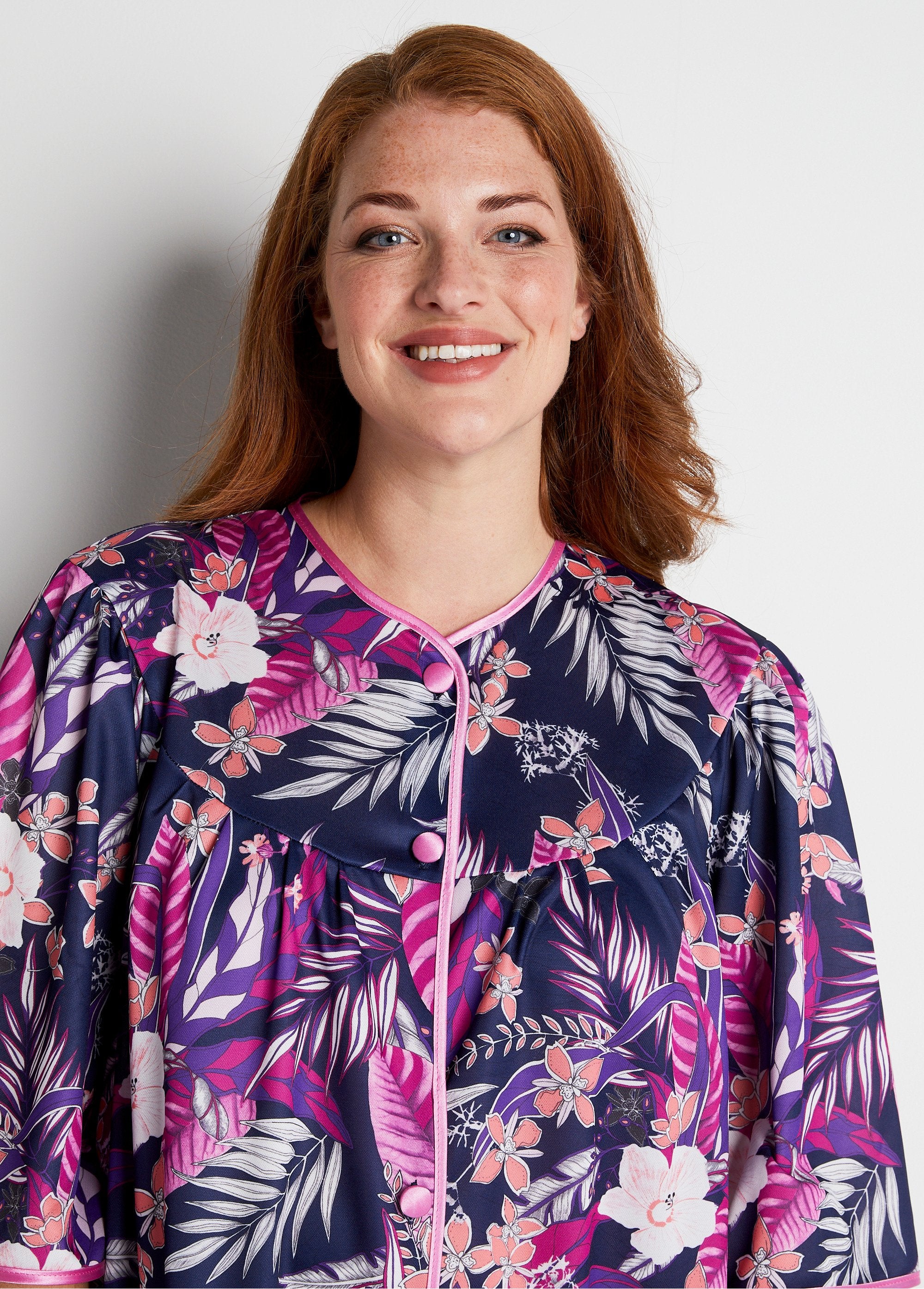 Accappatoio_lungo_in_raso_con_bottoni_floreali_Stampa_viola_DE2_curvy