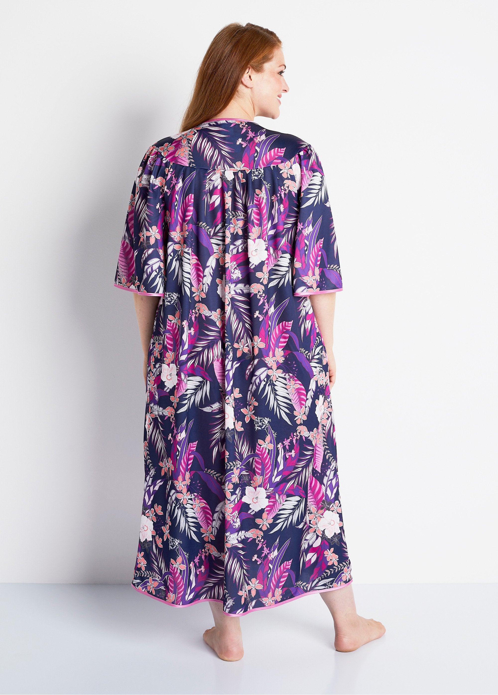 Accappatoio_lungo_in_raso_con_bottoni_floreali_Stampa_viola_DO1_curvy