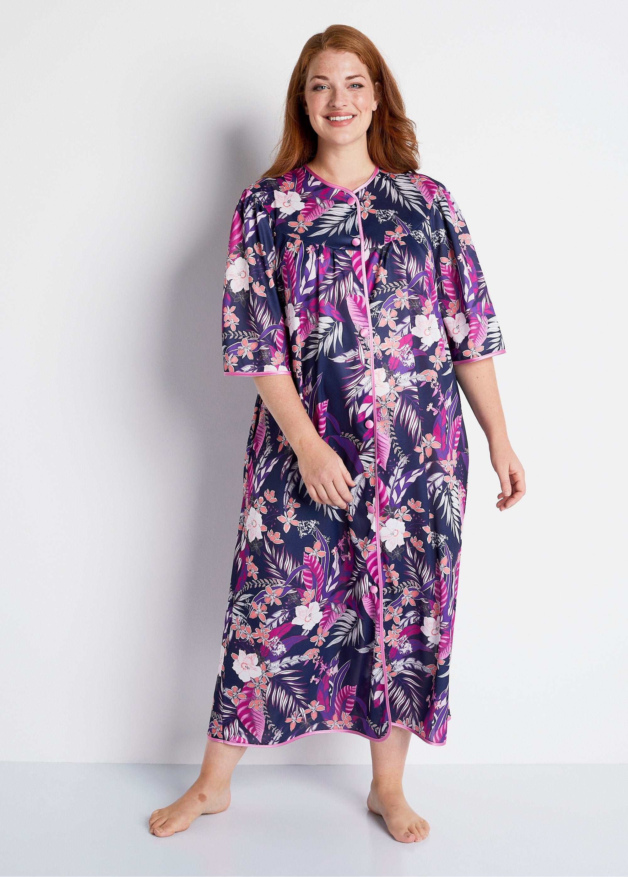 Accappatoio_lungo_in_raso_con_bottoni_floreali_Stampa_viola_FA1_curvy