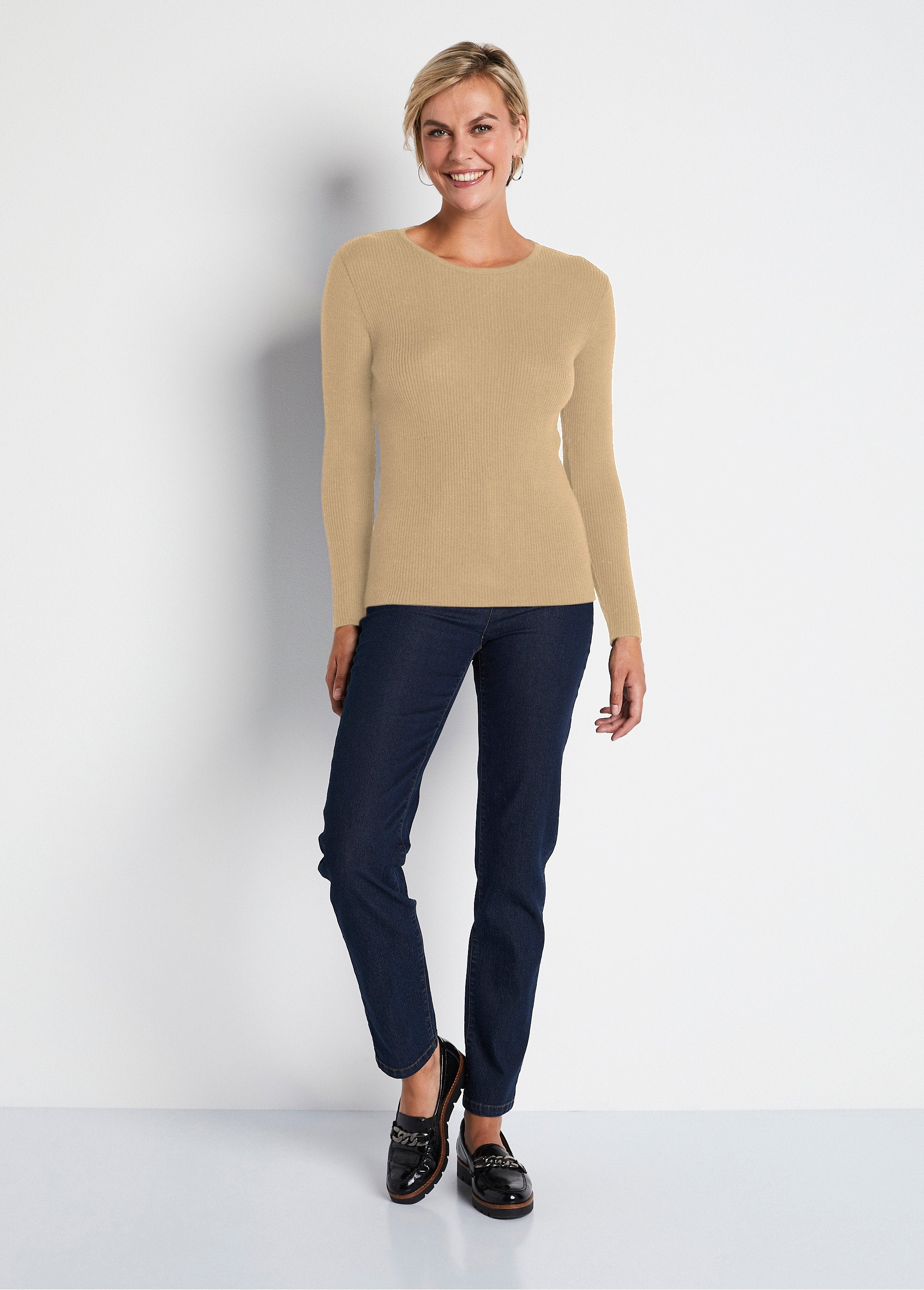 Caldo_maglione_in_lana_merino_con_scollo_rotondo_Camel_SF1_slim