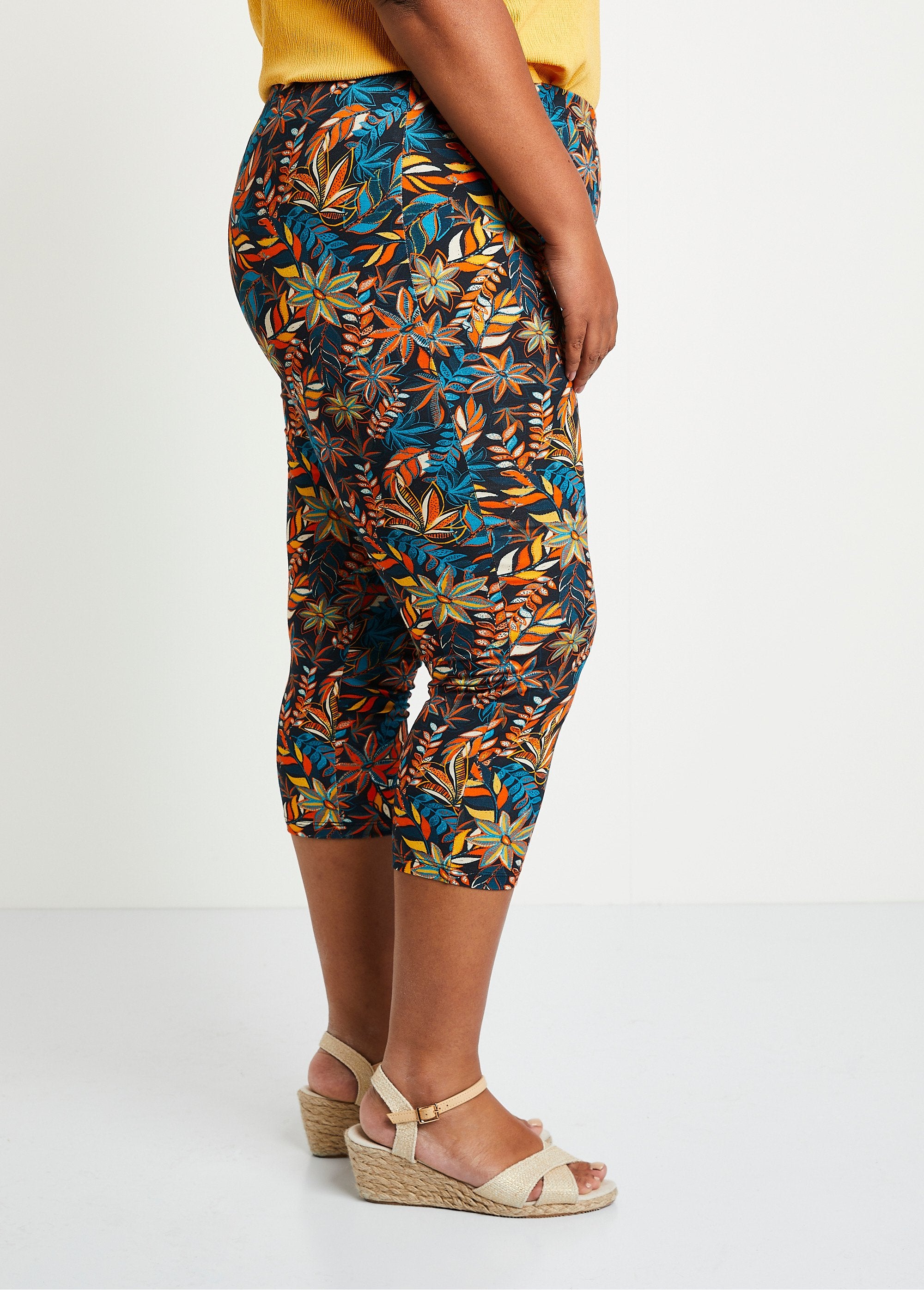 Leggings_corti_in_cotone_con_elastico_in_vita_Imp_sfondo_nero_DR1_curvy