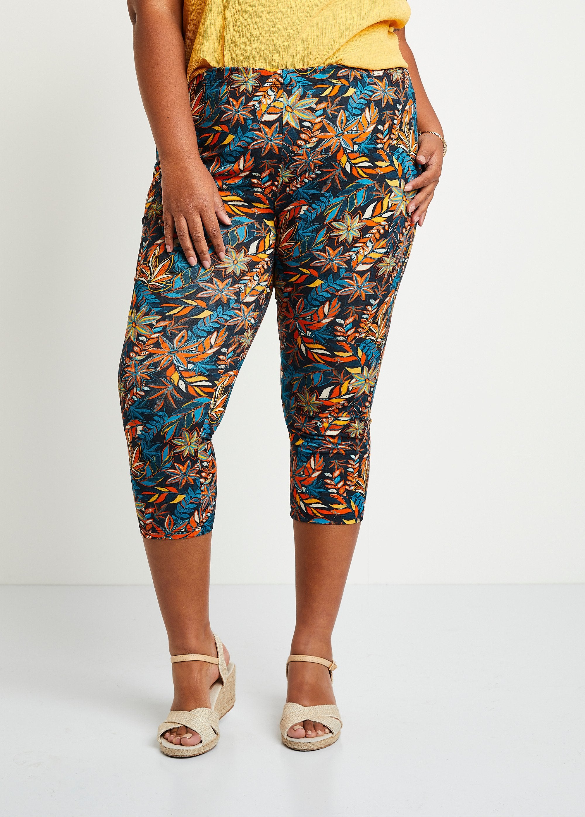 Leggings_corti_in_cotone_con_elastico_in_vita_Imp_sfondo_nero_FA1_curvy