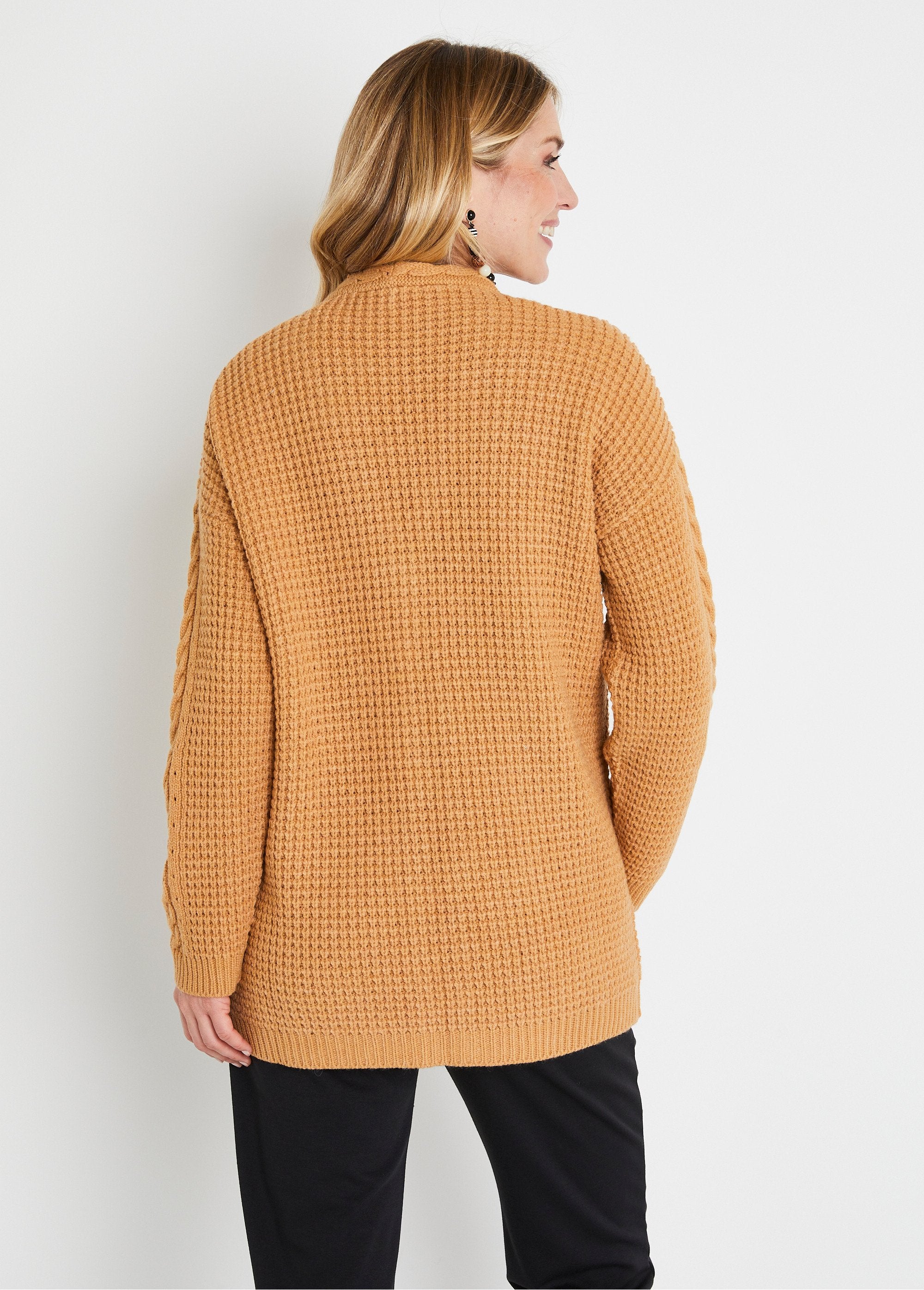 Cardigan_lungo_e_caldo_con_scollo_a_V_e_perline_e_chiusura_con_bottoni_a_pressione_Miel_DO1_slim