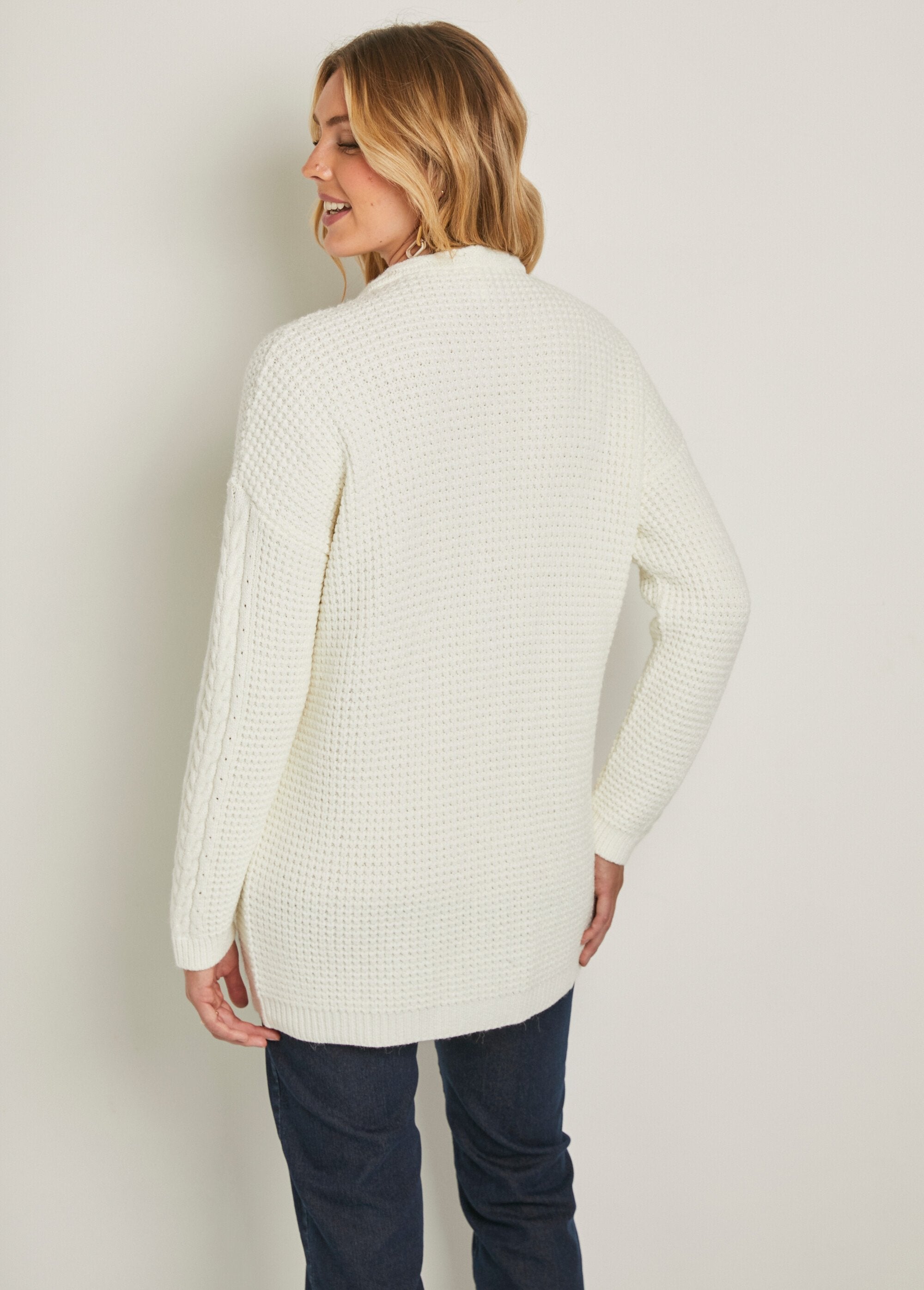 Cardigan_lungo_e_caldo_con_scollo_a_V_e_perline_e_chiusura_con_bottoni_a_pressione_Ecru_DO1_slim