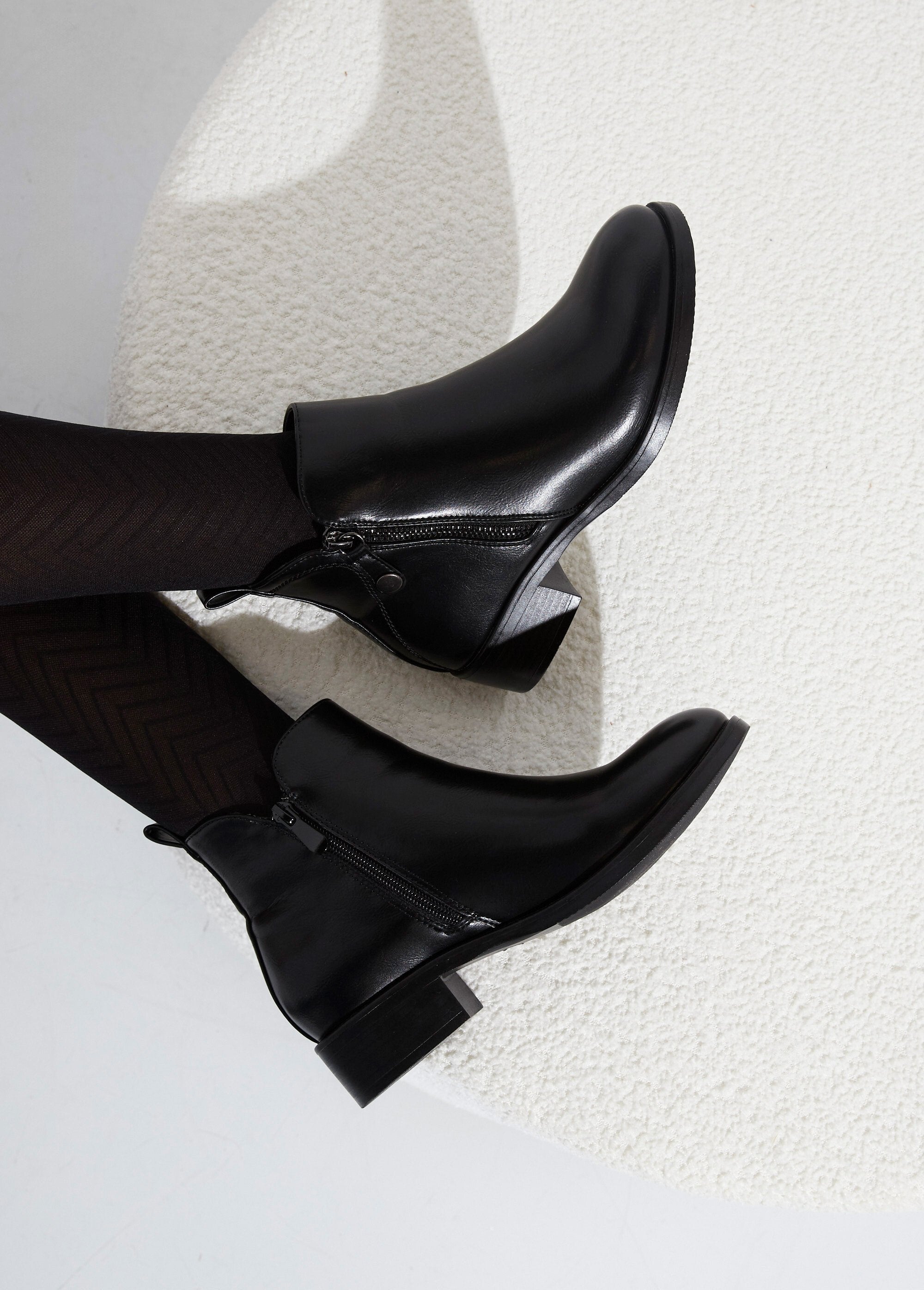 Stivali_bassi_con_tacco_largo_e_zip_decorativa_Noir_SF1_slim