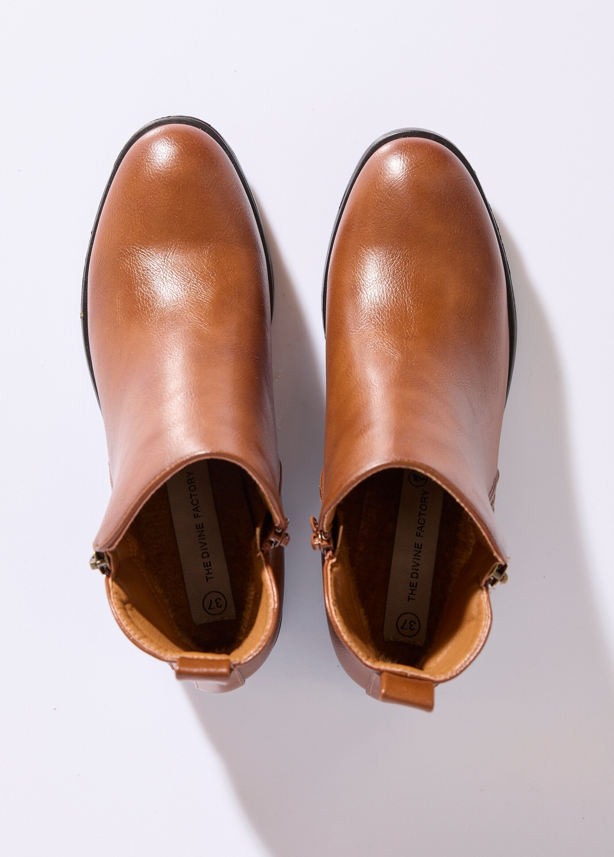 Stivali_bassi_con_tacco_largo_e_zip_decorativa_Camel_OV1_slim