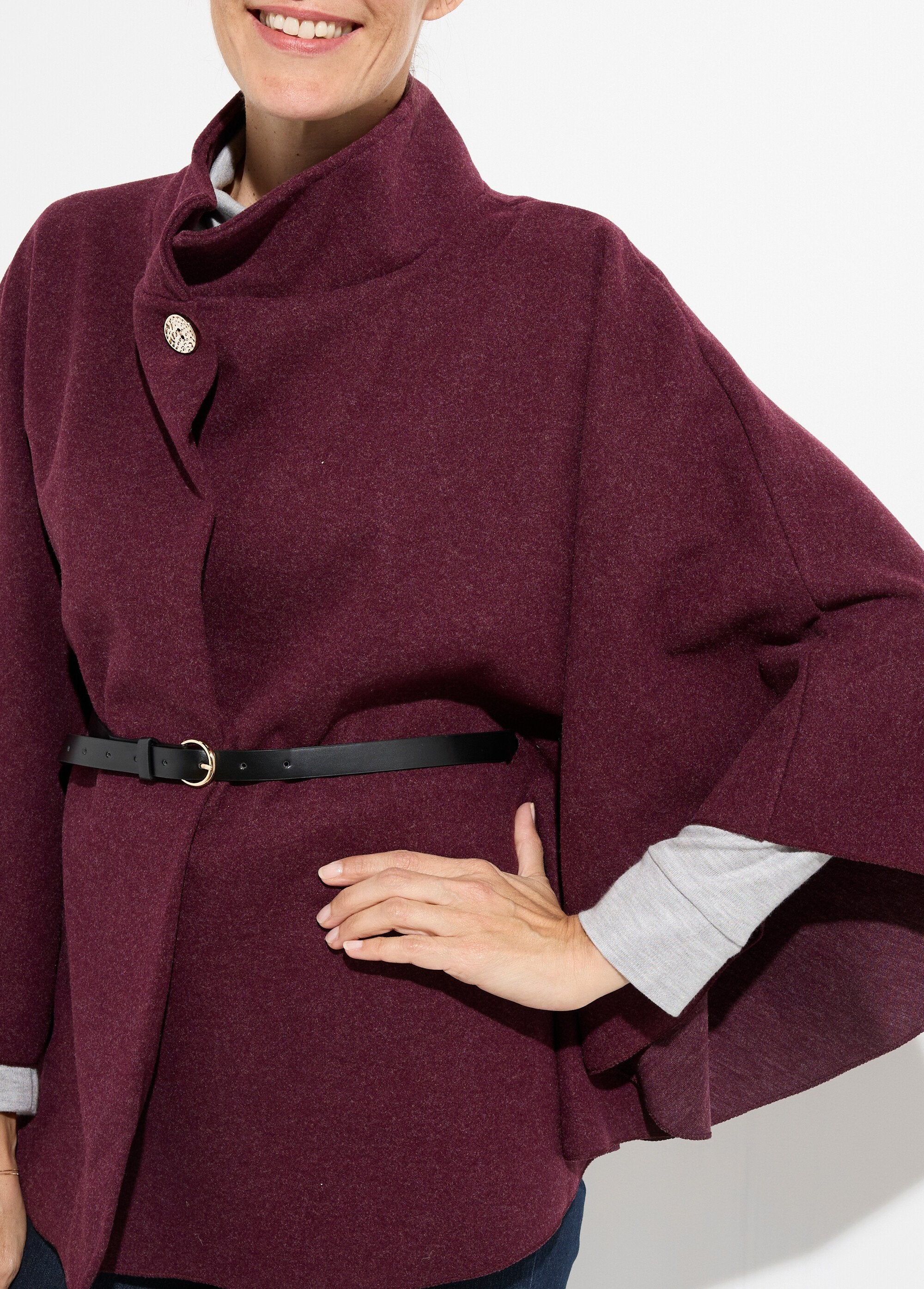 Cappotto_a_mantella_con_cintura,_collo_alto_Bordeaux_DE1_slim