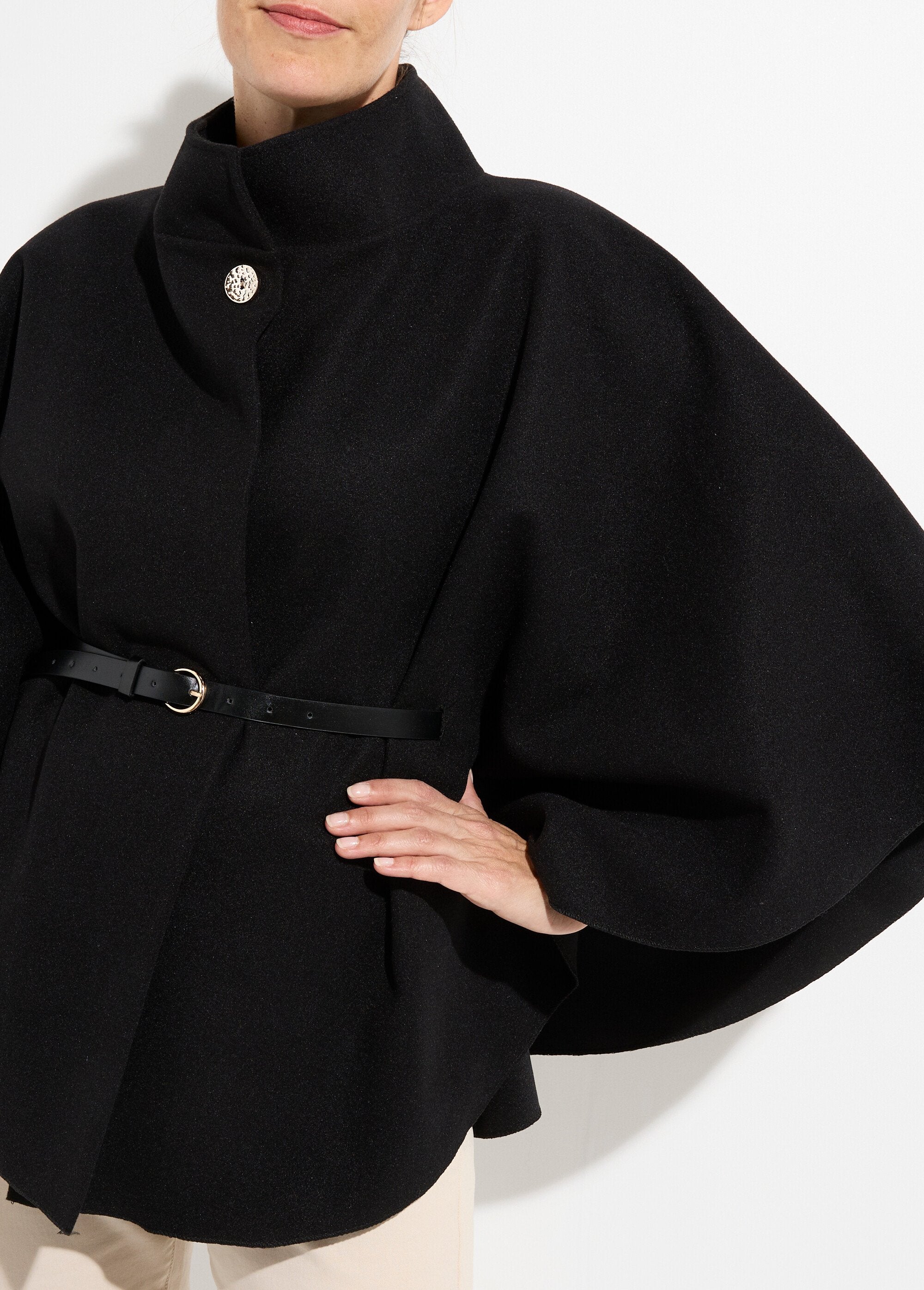 Cappotto_a_mantella_con_cintura,_collo_alto_Noir_DE1_slim