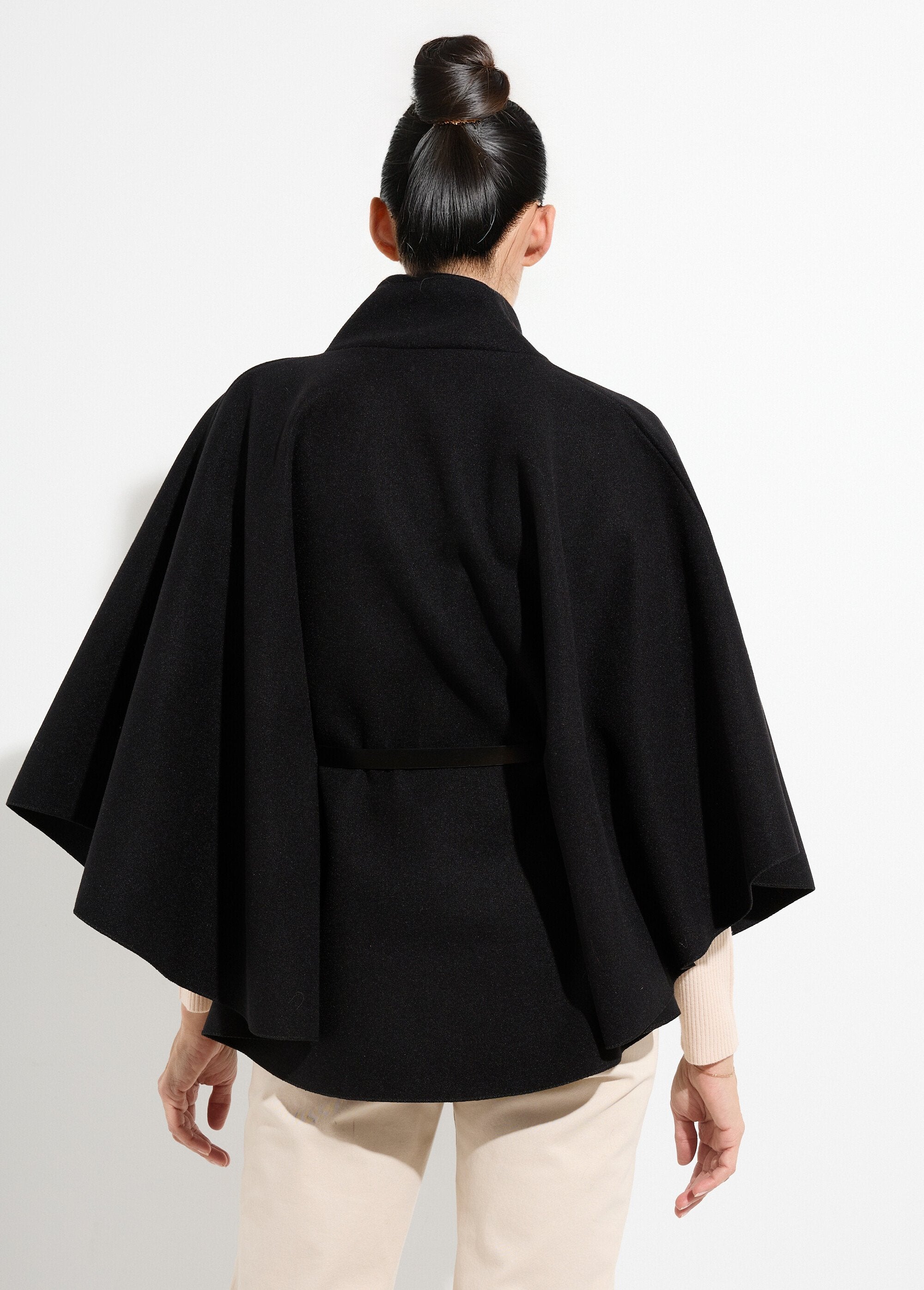 Cappotto_a_mantella_con_cintura,_collo_alto_Noir_DO1_slim