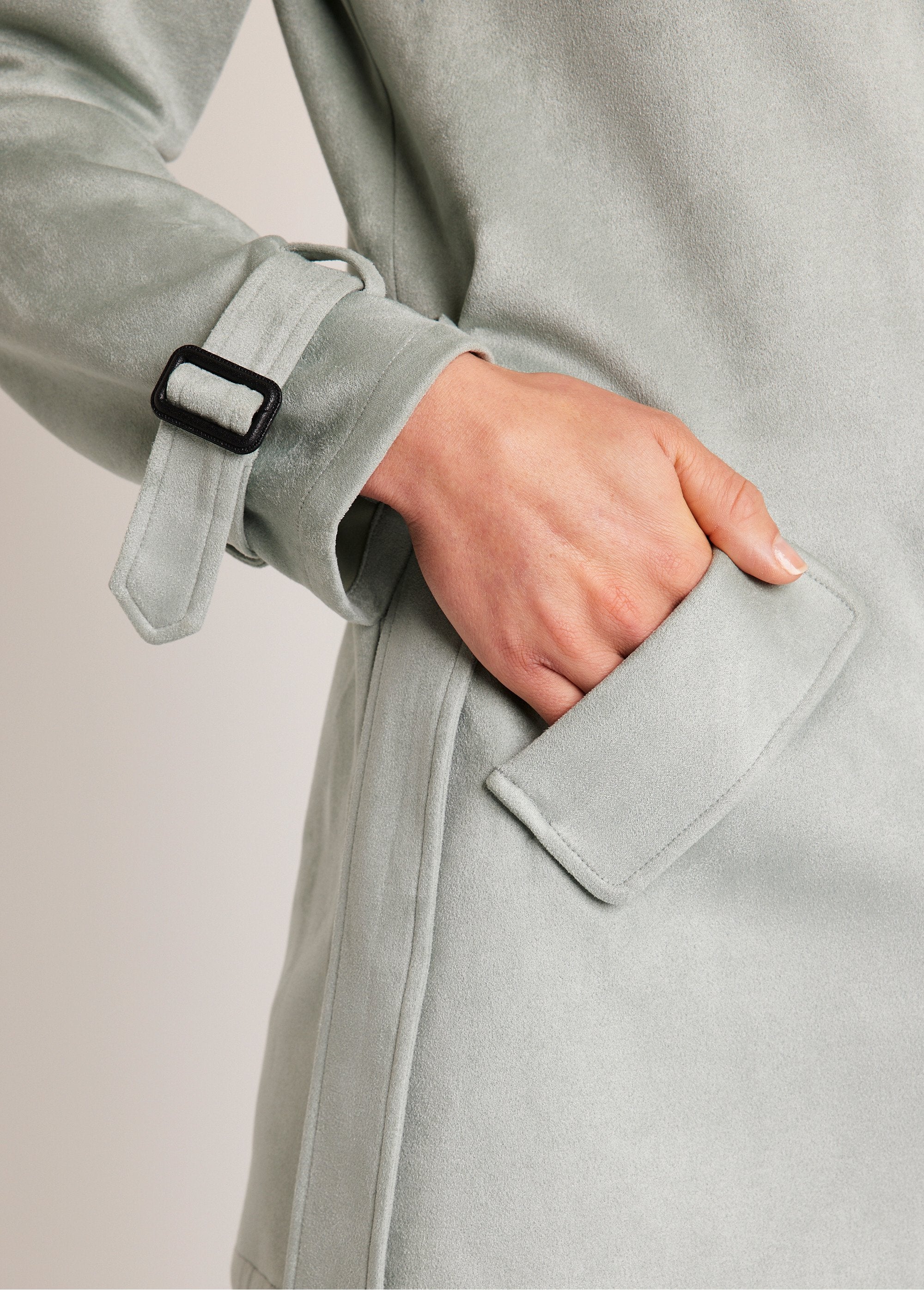 Cappotto_corto_in_pelle_scamosciata_Acqua_DE3_slim