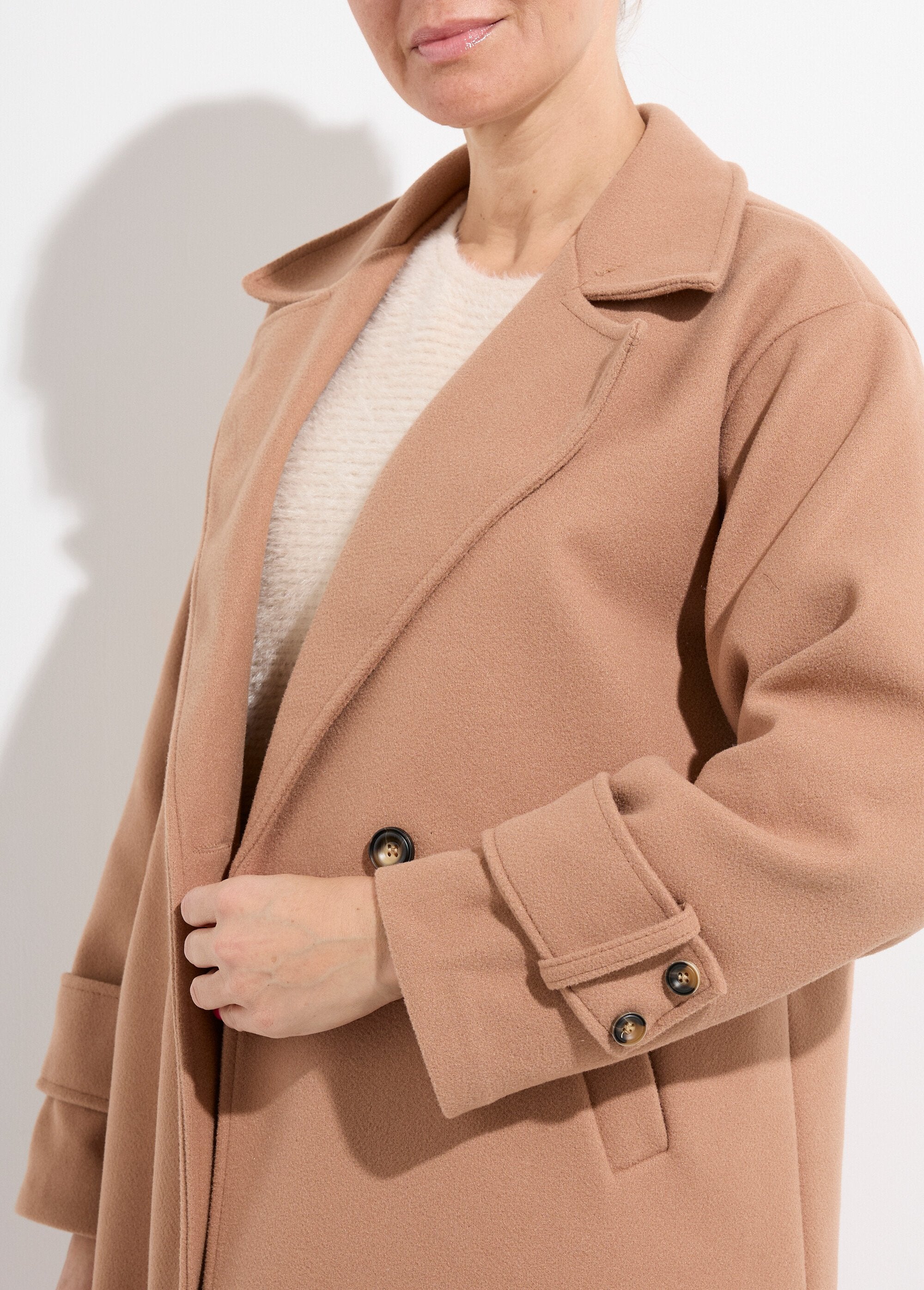 Cappotto_lungo_chic_in_tessuto_di_lana_Camel_DE1_slim