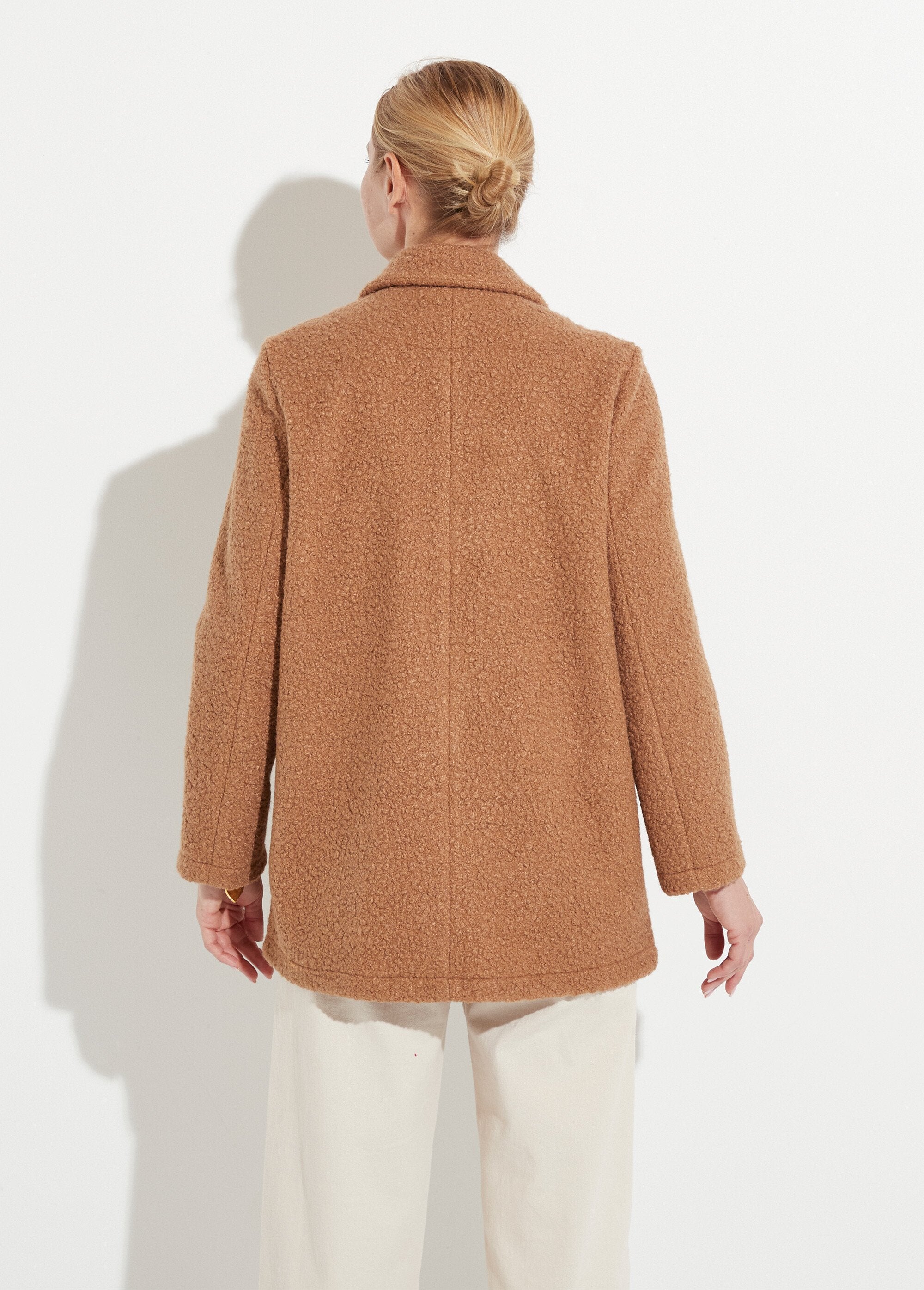 Cappotto_bouclette_abbottonato_di_media_lunghezza_Camel_DO1_slim