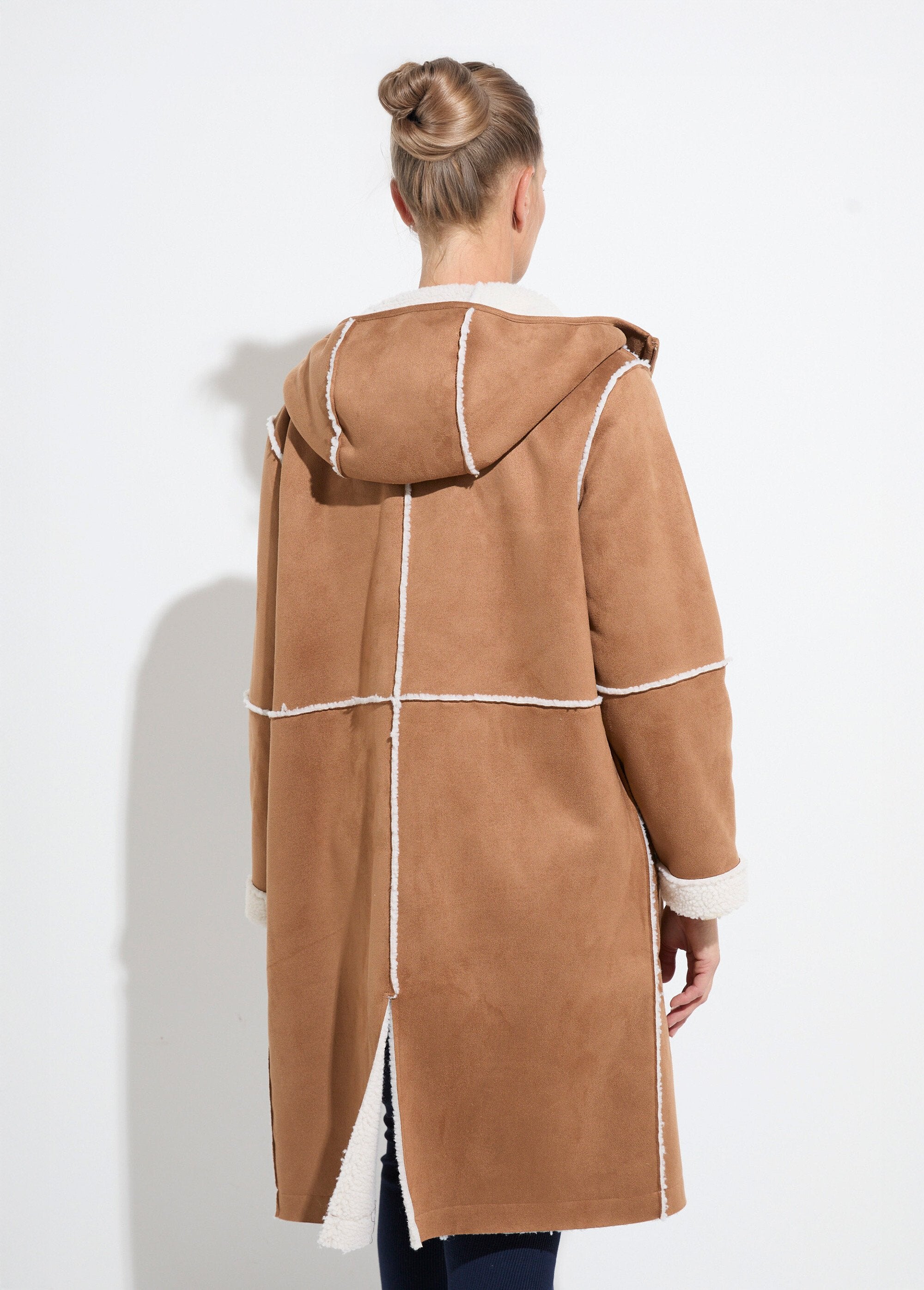 Cappotto_con_cappuccio_in_calda_lana_effetto_pelle_con_cerniera_Camel_DO1_slim