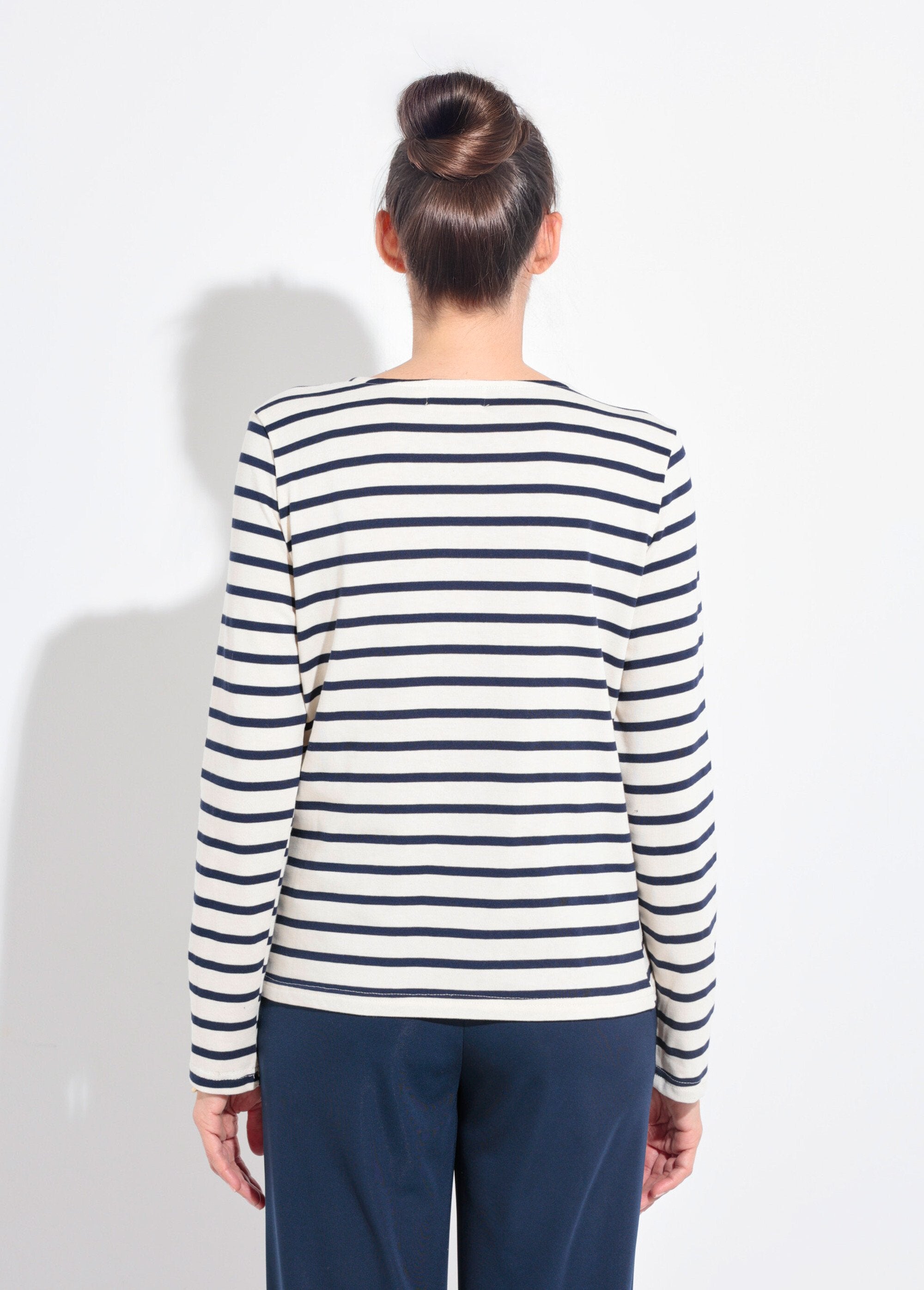 Bottoni_Marinière_a_forma_di_cuore_sulla_spalla_Blanc_raye_marine_DO1_slim