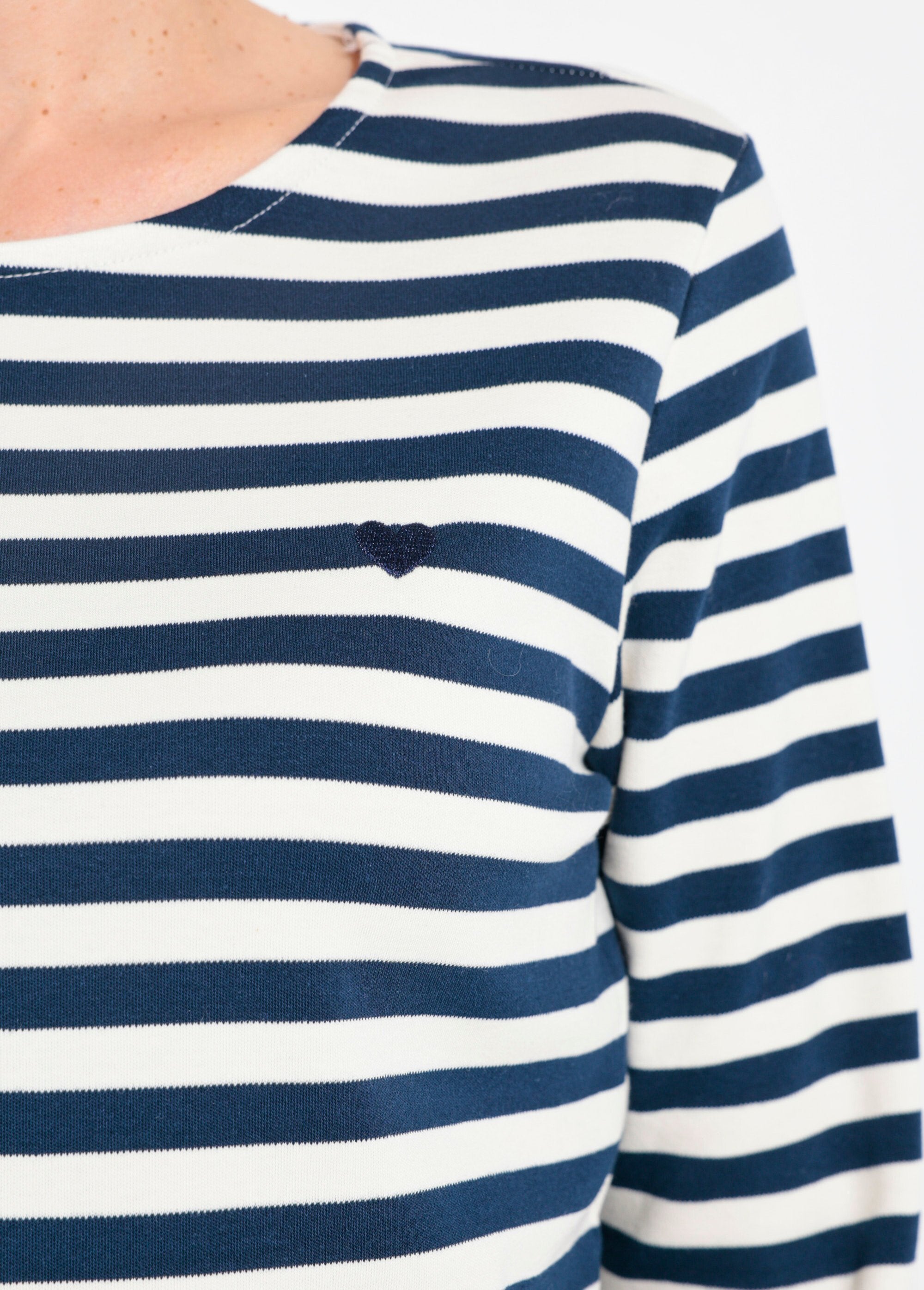 Cappello_da_marinaio_con_ricamo_a_cuore_e_scollo_a_pallina_Marine_DE1_slim