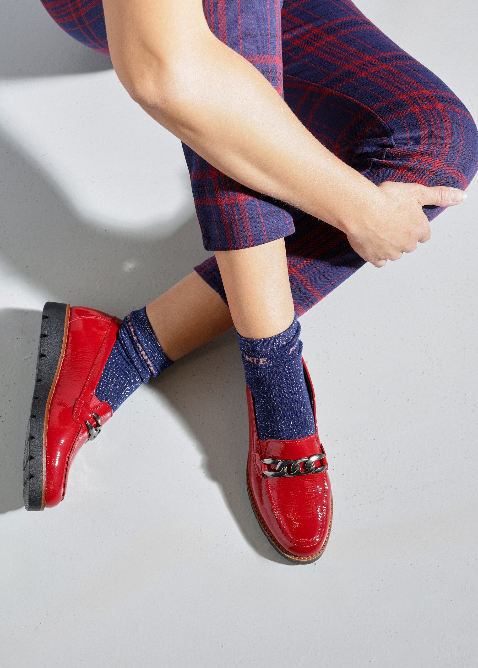 Mocassini_larghi_in_pelle_con_maglie_a_catena_Vernice_rossa_SF1_slim