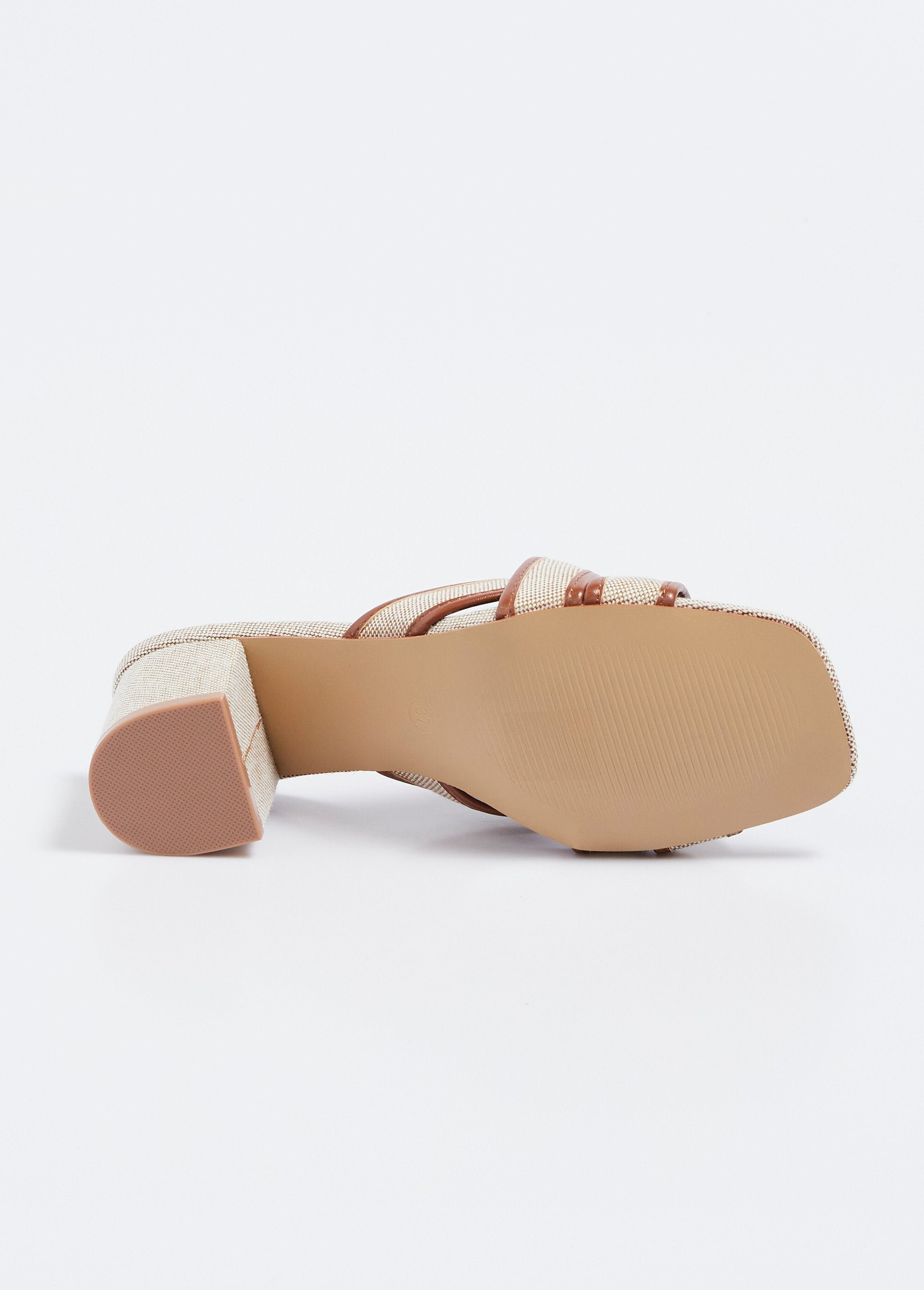 Mules_con_tacco_in_tessuto,_effetto_grafico_Camel_UN1_slim