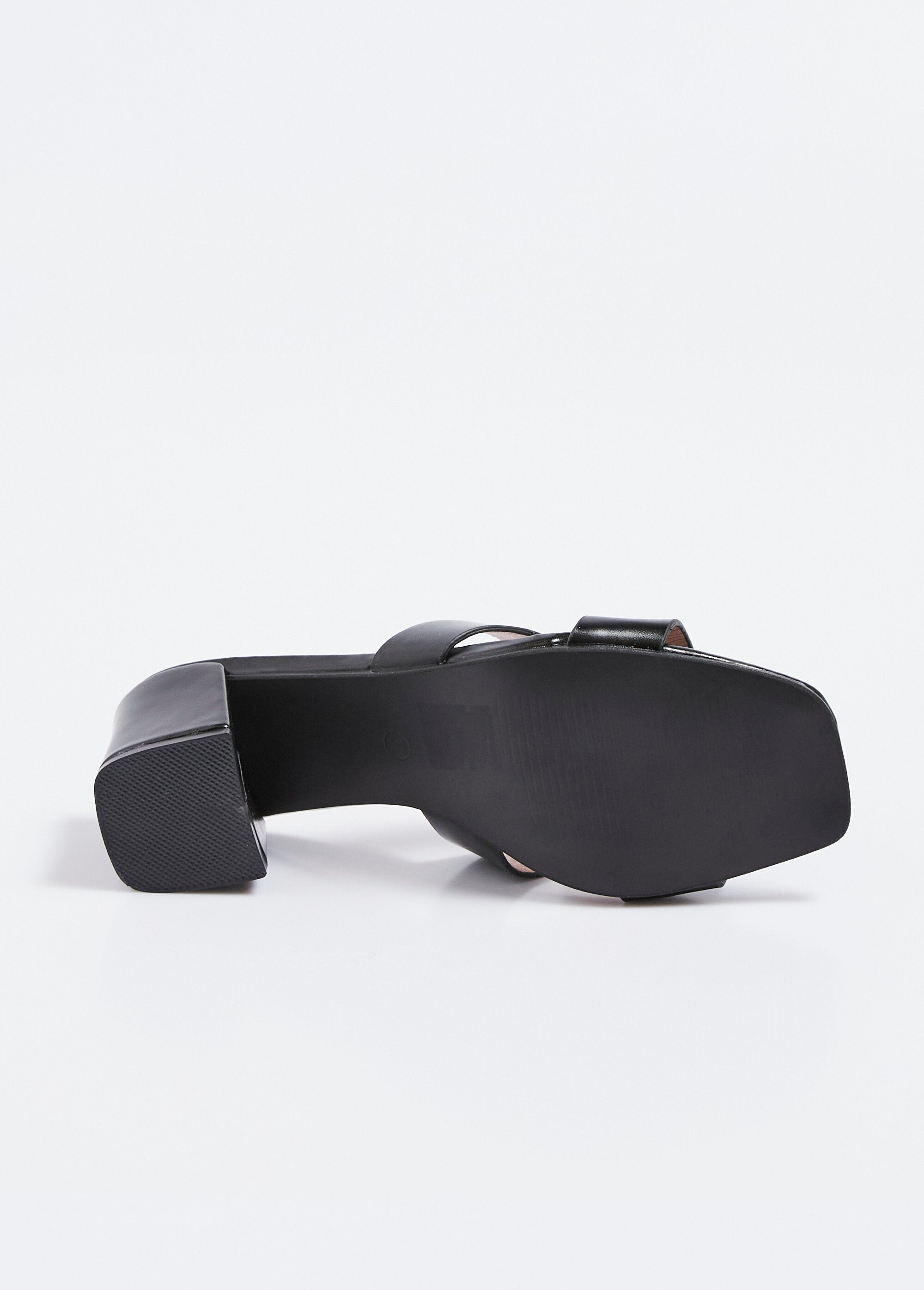 Mules_chic_con_punta_squadrata_e_tacco_grosso_Noir_UN1_slim