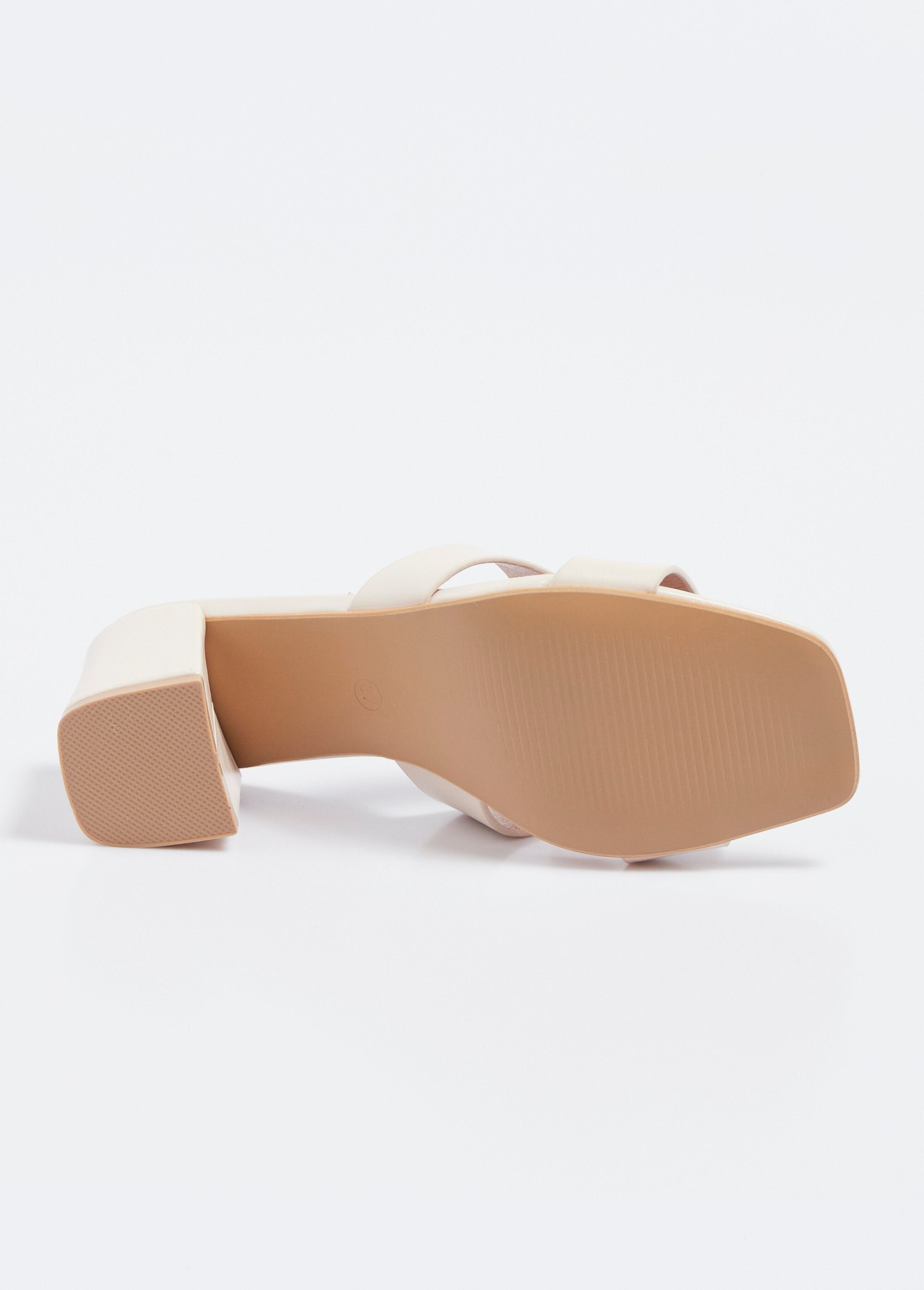 Mules_chic_con_punta_squadrata_e_tacco_grosso_Beige_UN1_slim