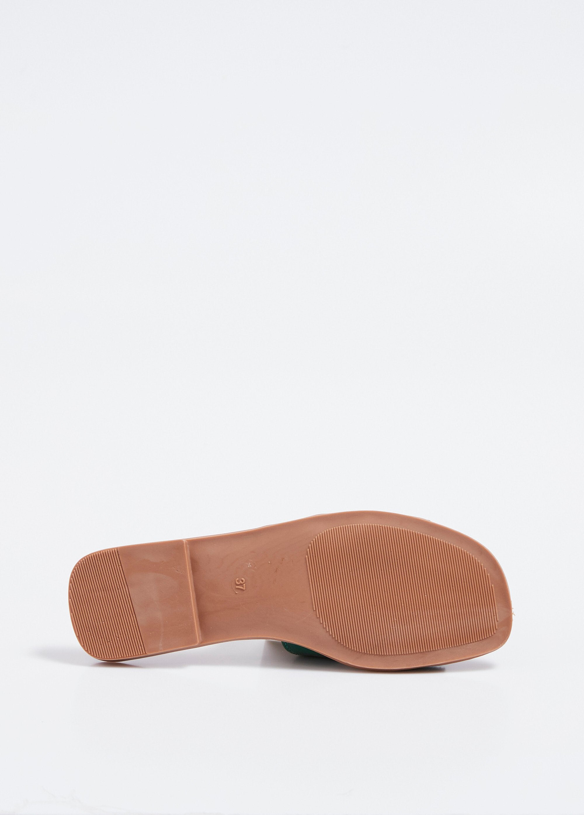 Mules_piatte_in_vernice,_finta_pelle_di_coccodrillo_Vernis_vert_UN1_slim