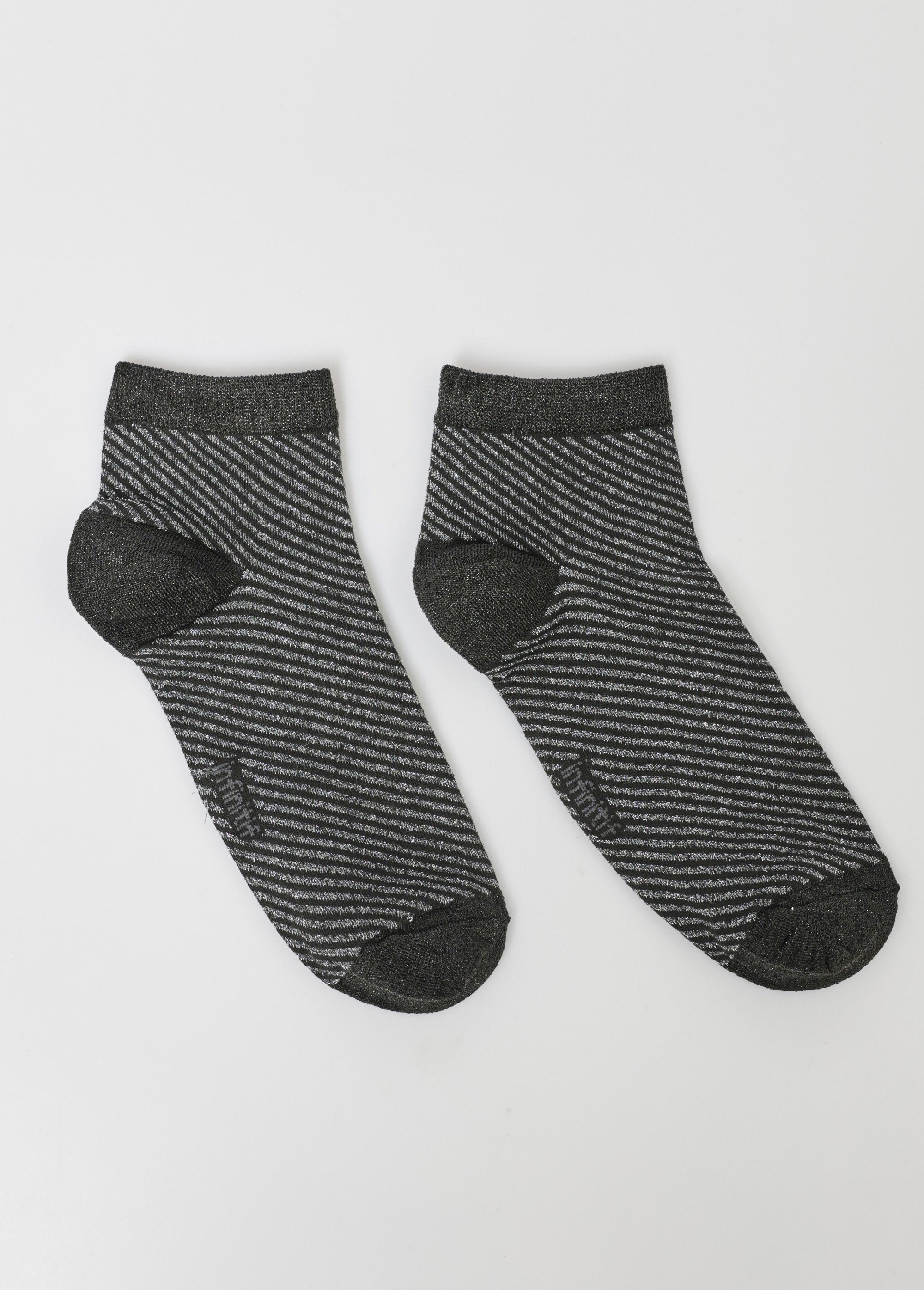 Coppia_di_calzini,_motivo_metallico_Raye_gris_FA1_slim
