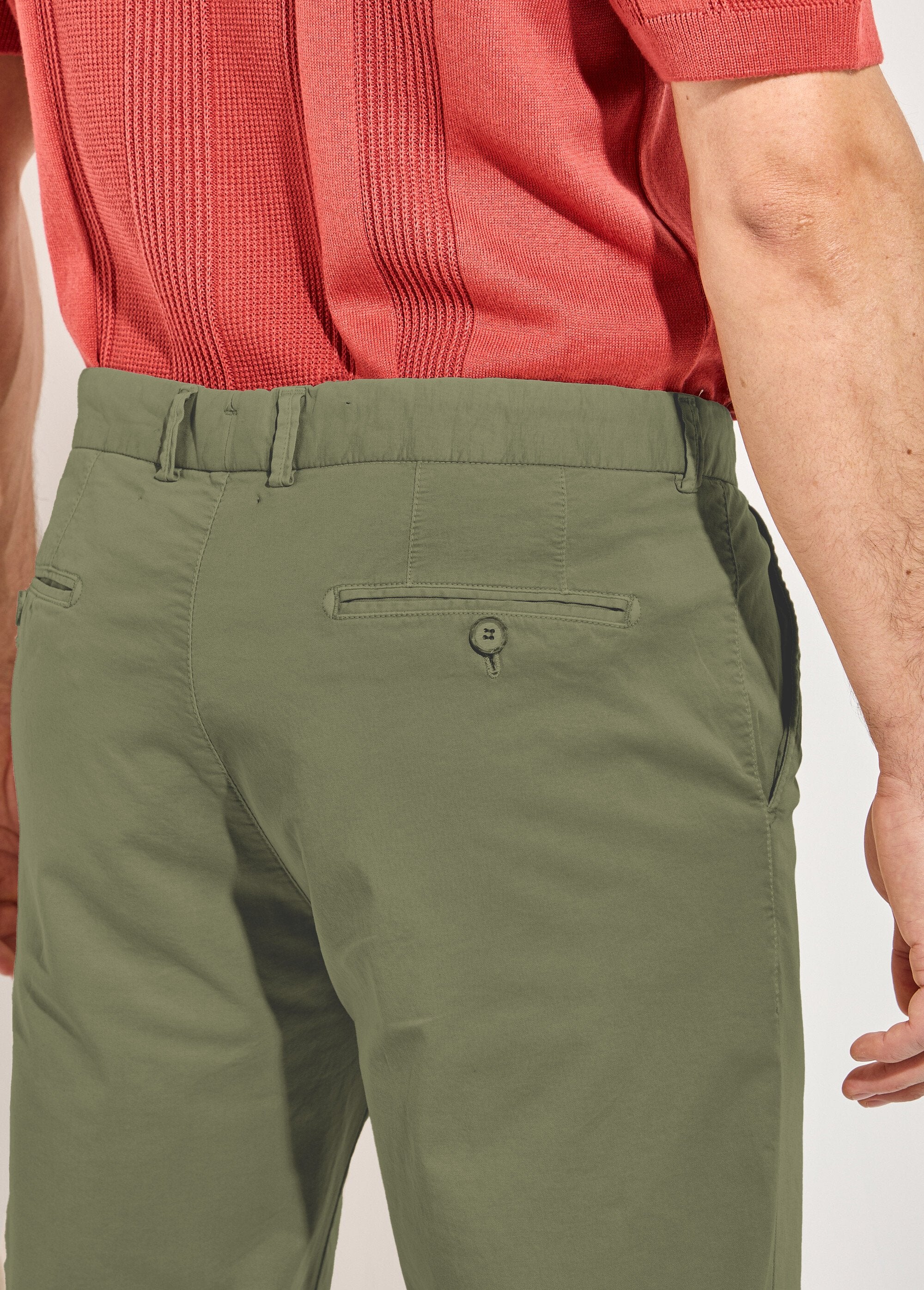 Pantaloni_chino_dritti_in_tela_di_cotone_stretch_Kaki_DE1_slim