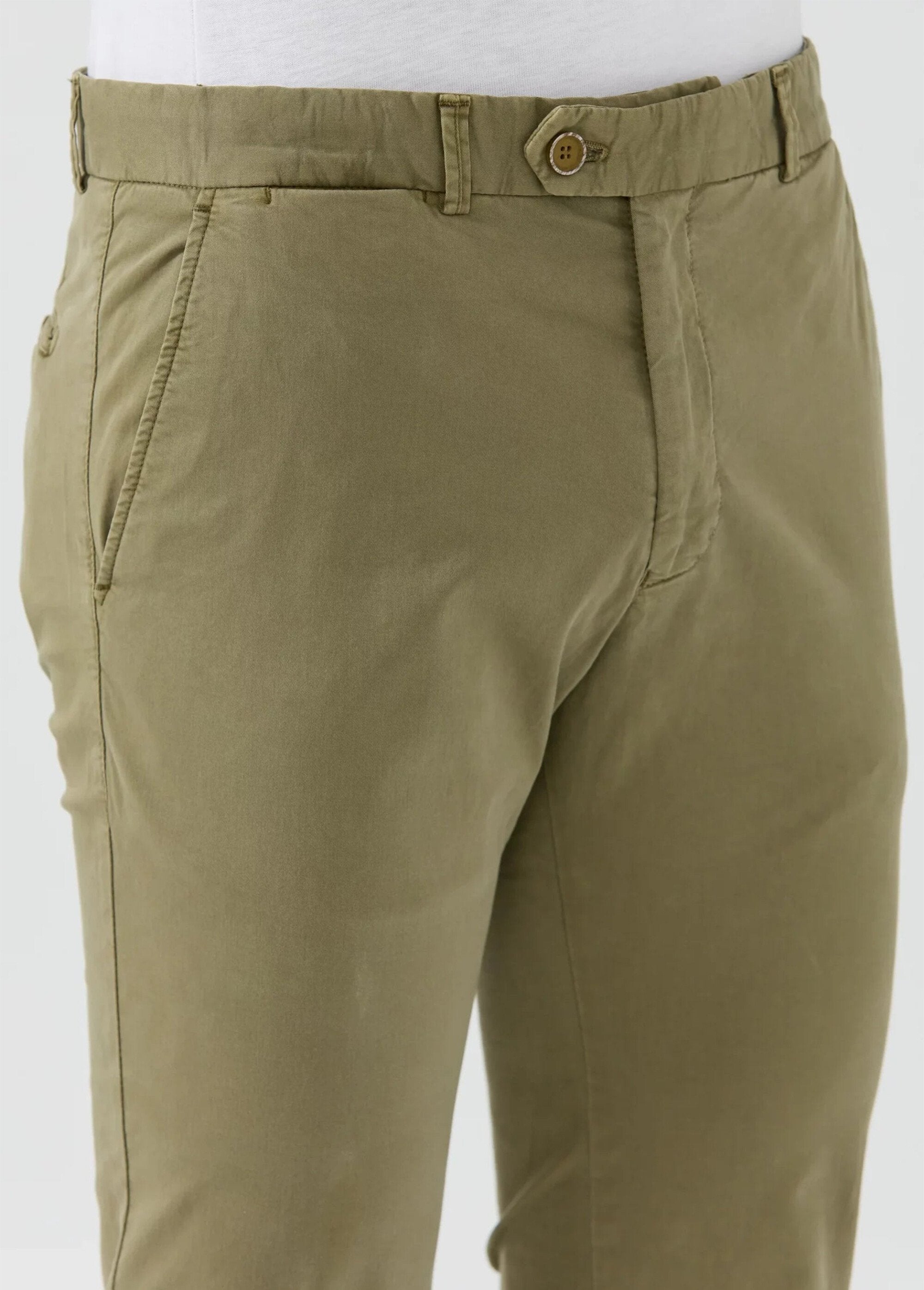 Pantaloni_chino_in_tela_con_tasche_italiane_Kaki_DE2_slim