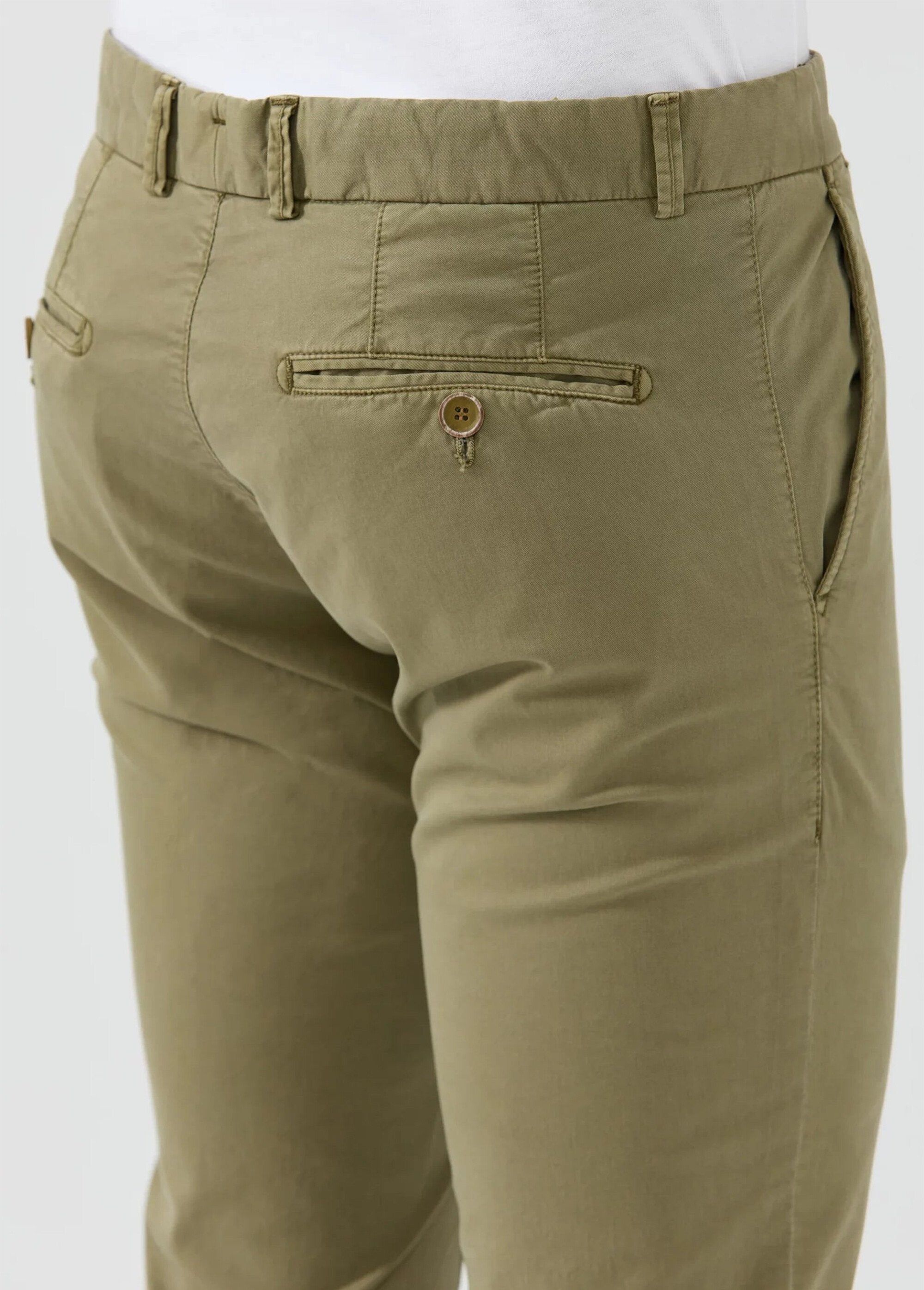Pantaloni_chino_in_tela_con_tasche_italiane_Kaki_DO1_slim