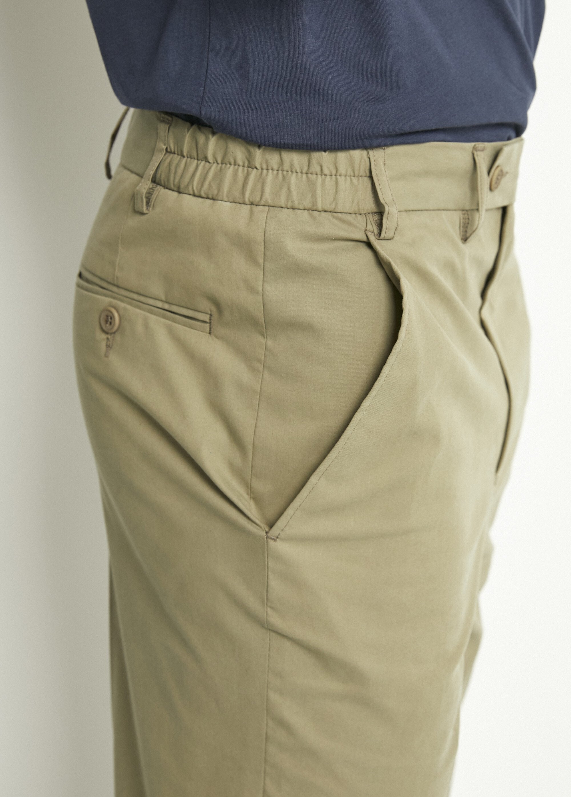 Pantaloni_a_gamba_dritta_con_elastico_in_vita_per_il_massimo_comfort_Kaki_DE1_slim