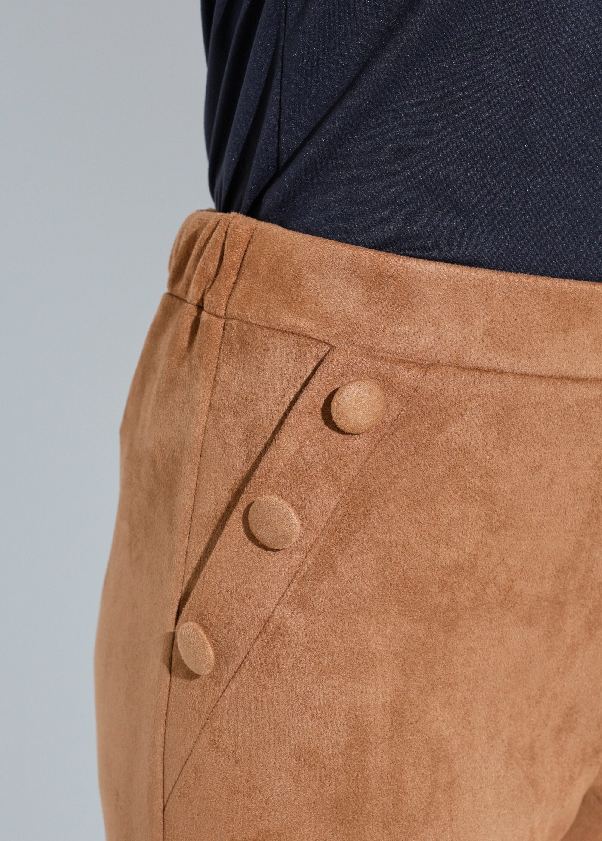 Pantaloni_a_gamba_dritta_con_elastico_in_vita_in_tessuto_scamosciato_Camel_DE1_slim