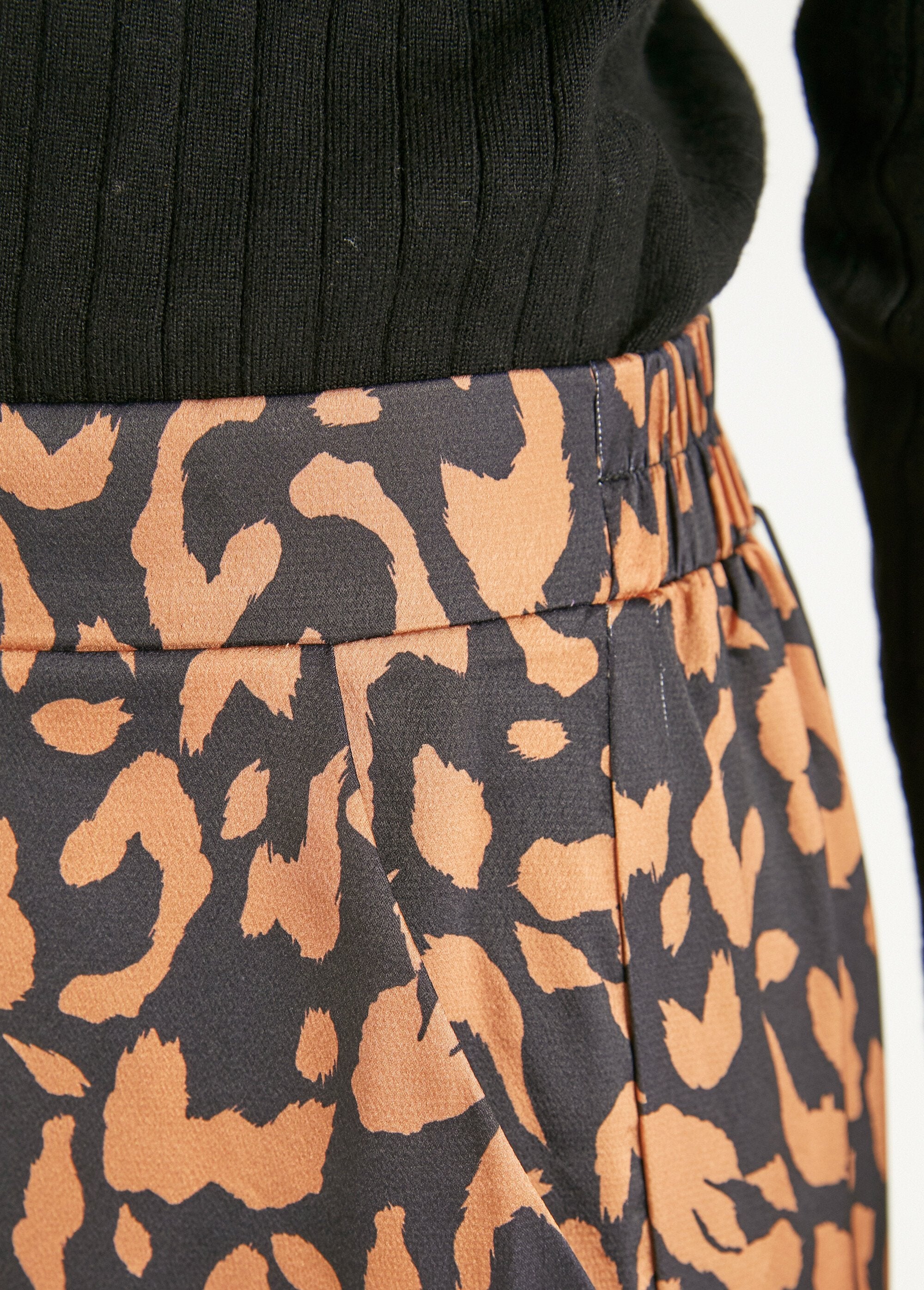 Pantaloni_elasticizzati_fluidi_con_stampa_leopardata_Leopard_DE2_slim