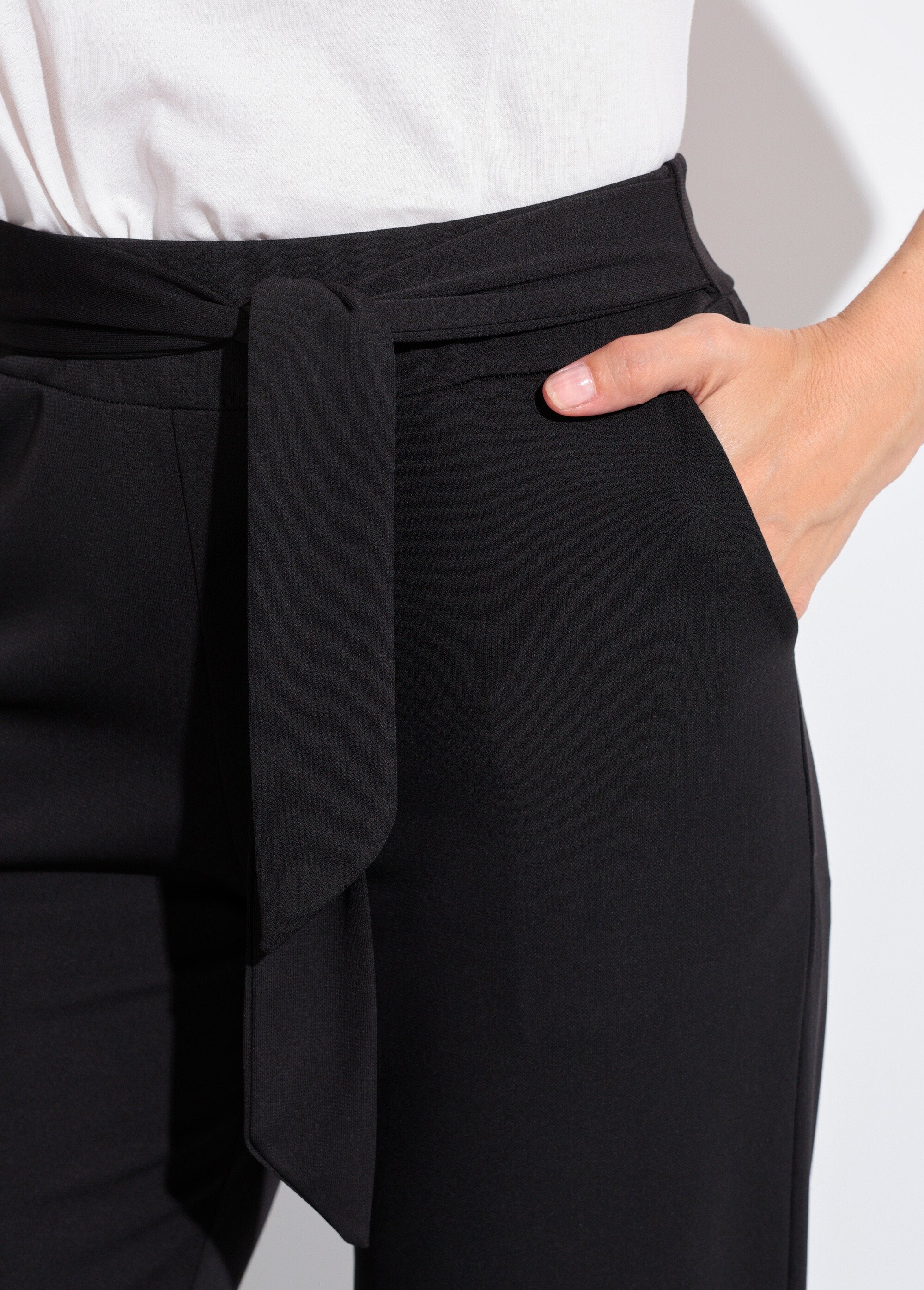 Pantaloni_fluidi_elasticizzati_con_cintura_in_vita_Noir_DE1_slim