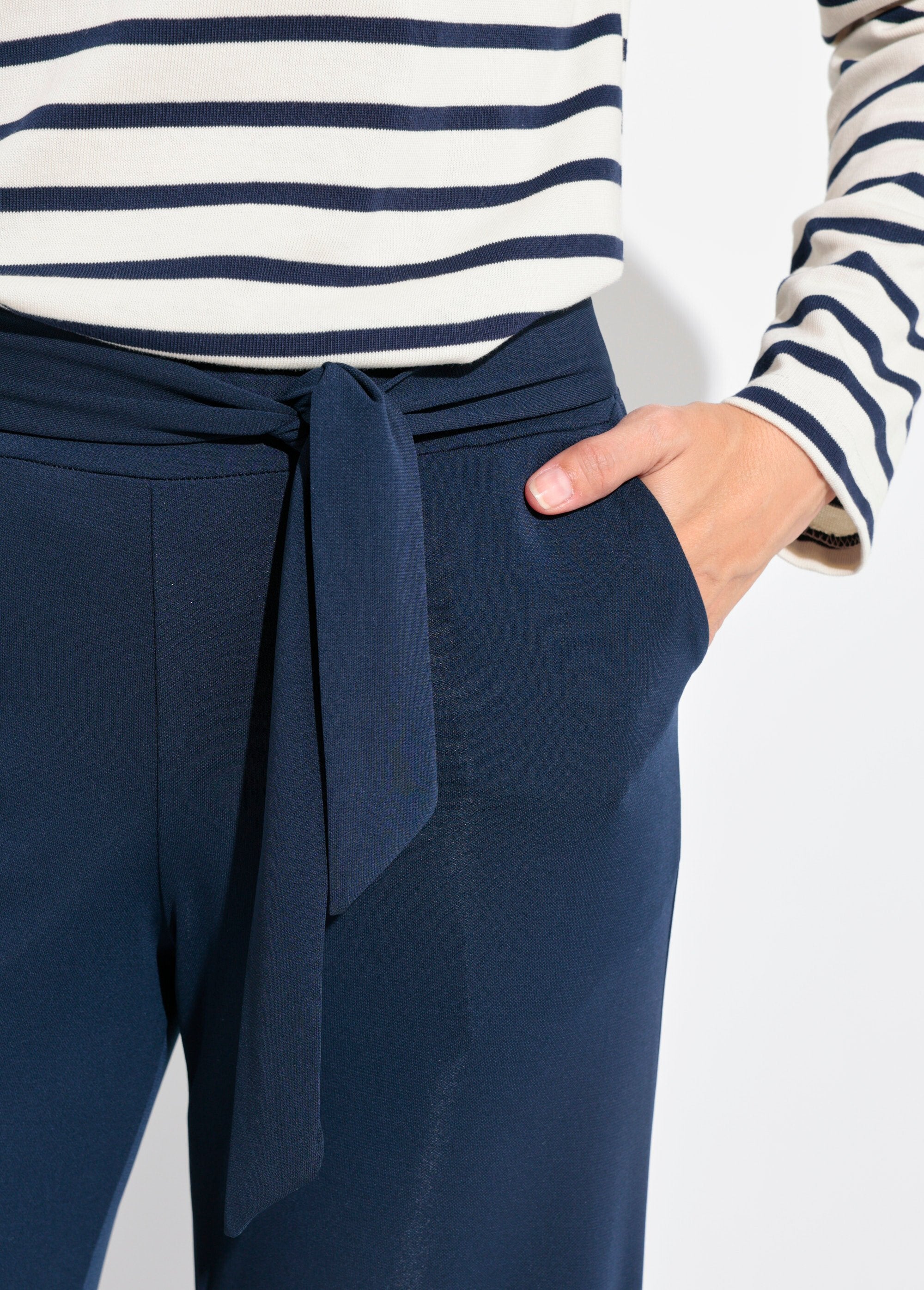 Pantaloni_fluidi_elasticizzati_con_cintura_in_vita_Marine_DE1_slim