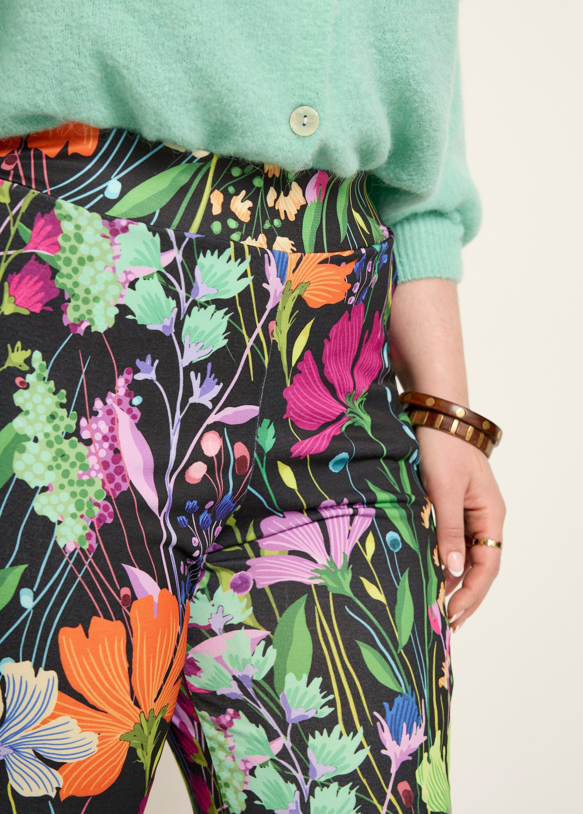 Pantaloni_elasticizzati_fluidi_con_un_poetico_design_floreale_Imprime_fond_noir_DE1_curvy