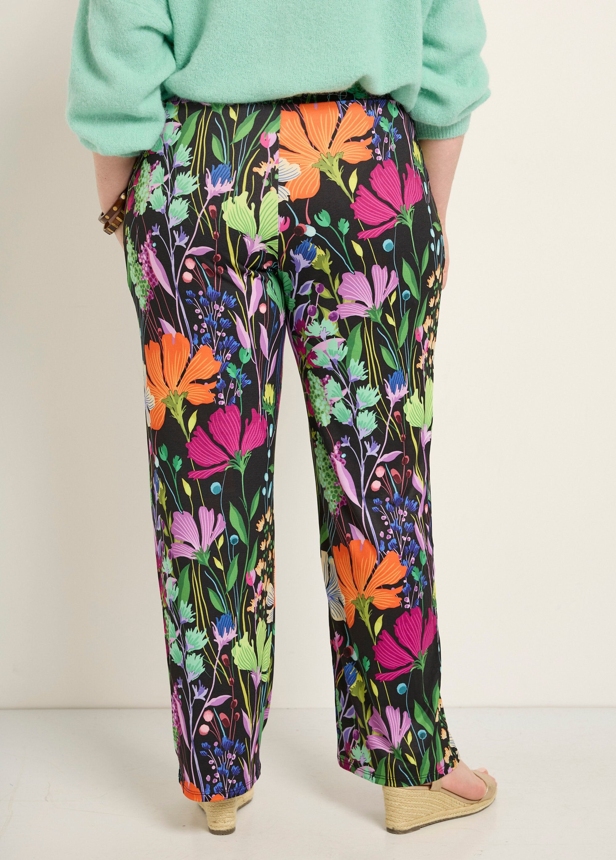 Pantaloni_elasticizzati_fluidi_con_un_poetico_design_floreale_Imprime_fond_noir_DO1_curvy