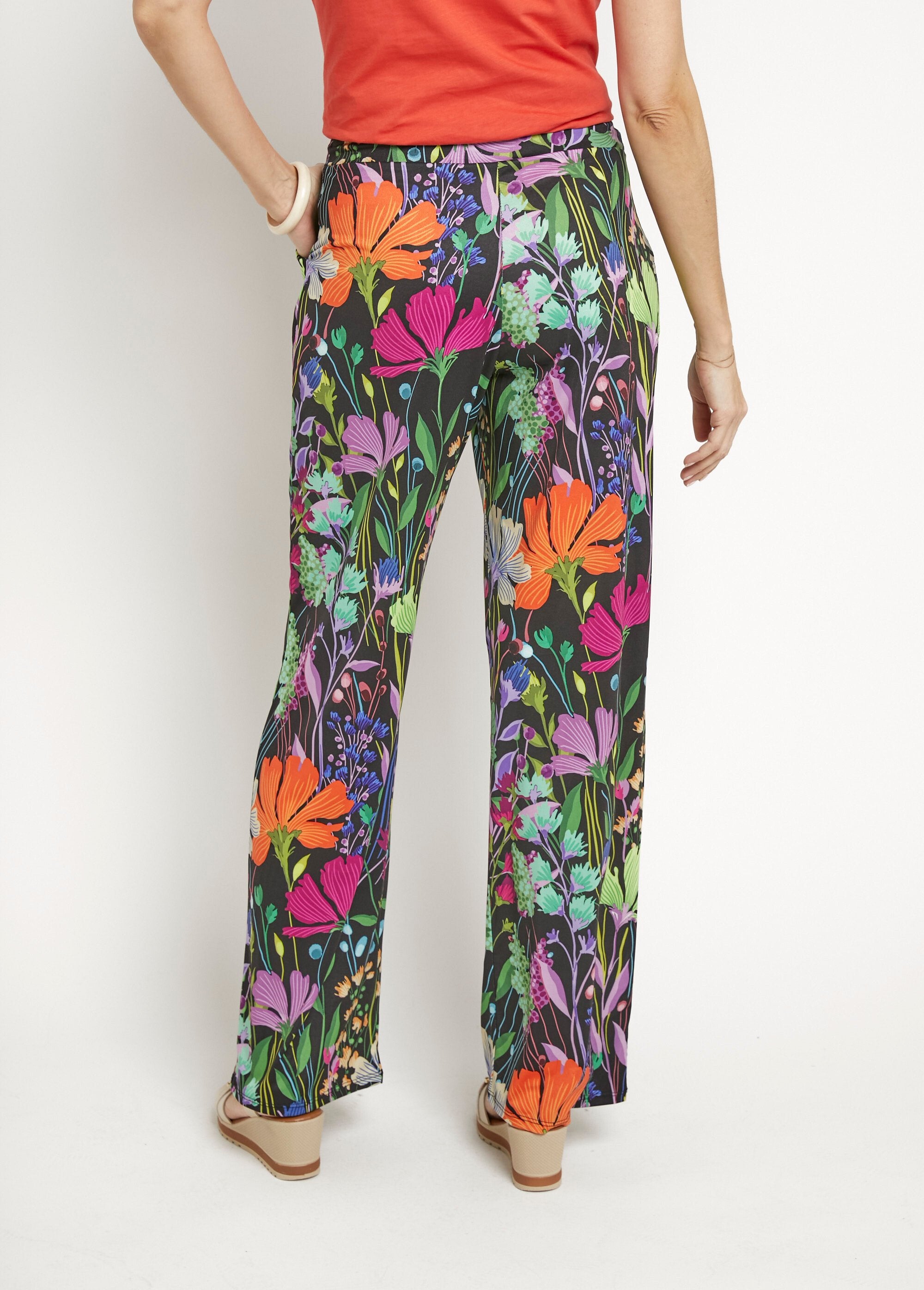 Pantaloni_elasticizzati_fluidi_con_un_poetico_design_floreale_Imprime_fond_noir_DO1_slim