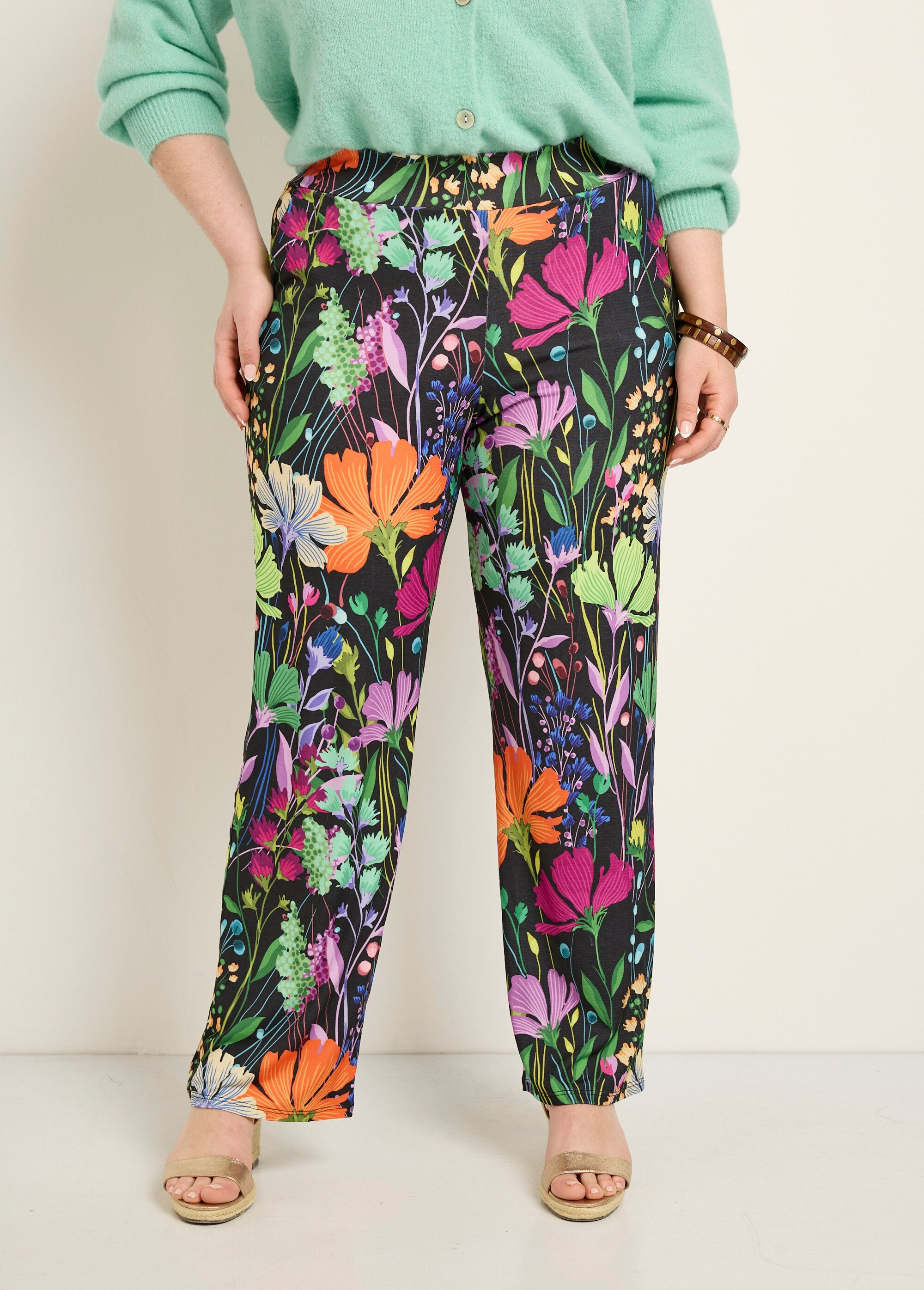 Pantaloni_elasticizzati_fluidi_con_un_poetico_design_floreale_Imprime_fond_noir_FA1_curvy