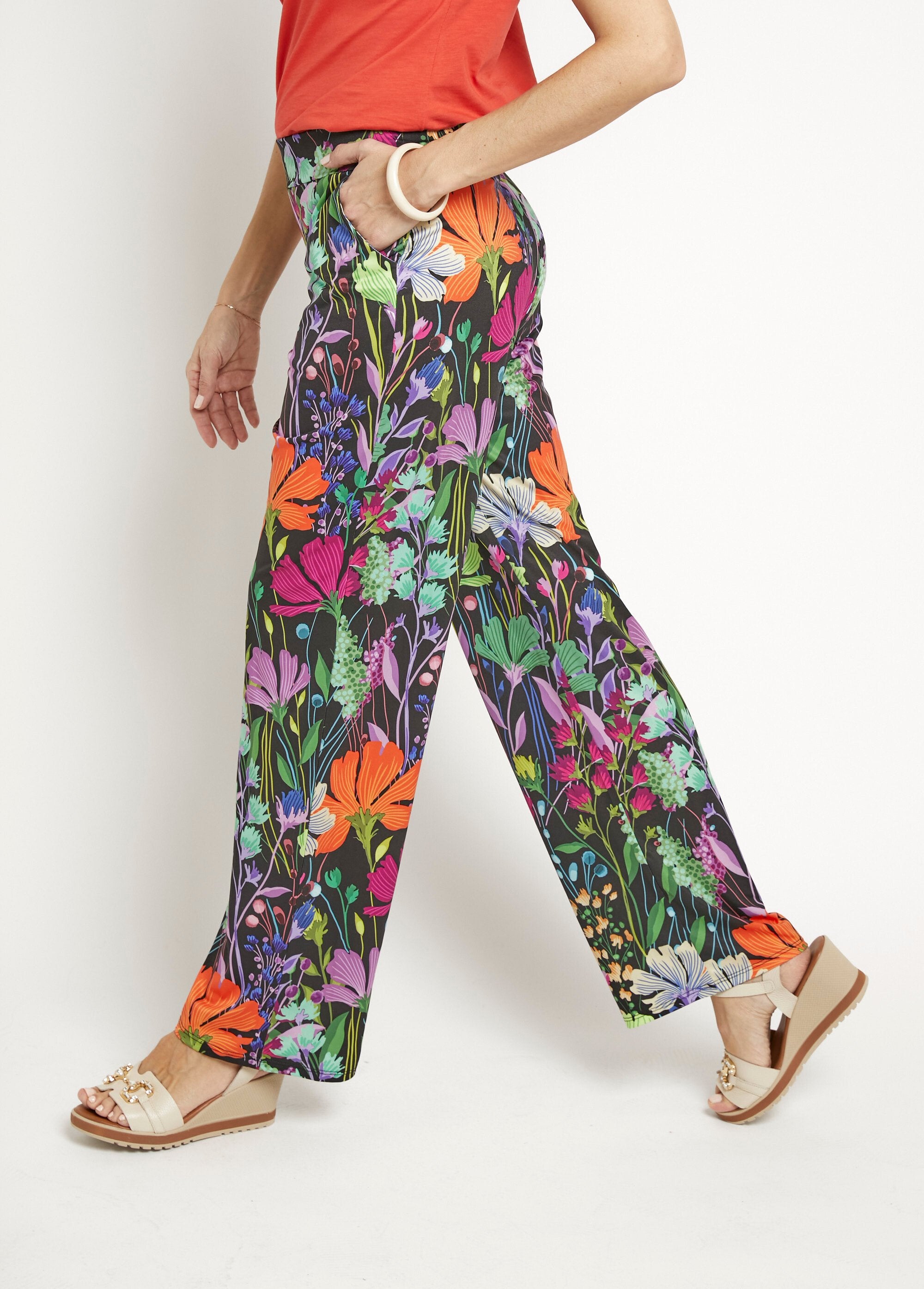 Pantaloni_elasticizzati_fluidi_con_un_poetico_design_floreale_Imprime_fond_noir_GA1_slim
