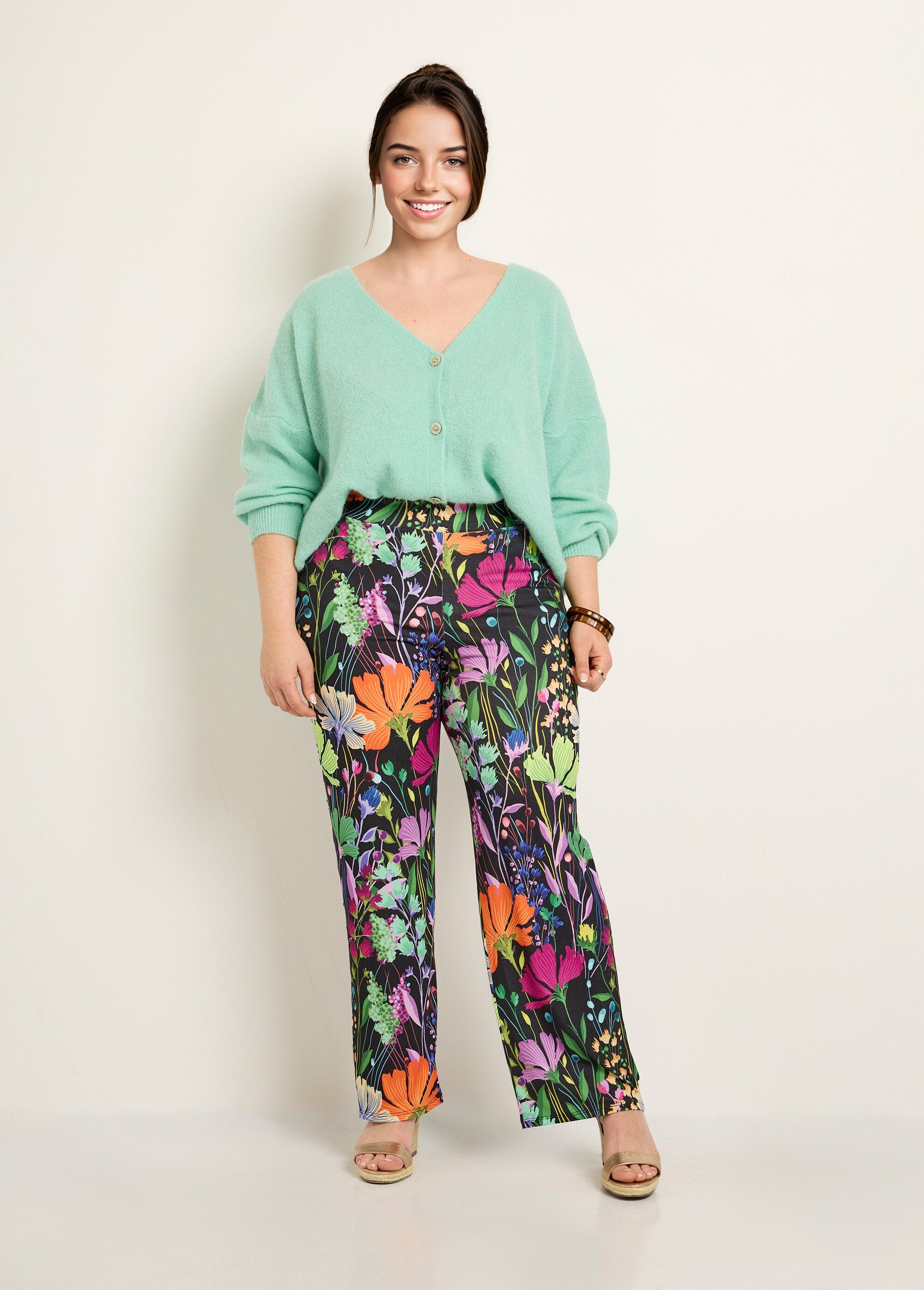 Pantaloni_elasticizzati_fluidi_con_un_poetico_design_floreale_Imprime_fond_noir_SF1_curvy