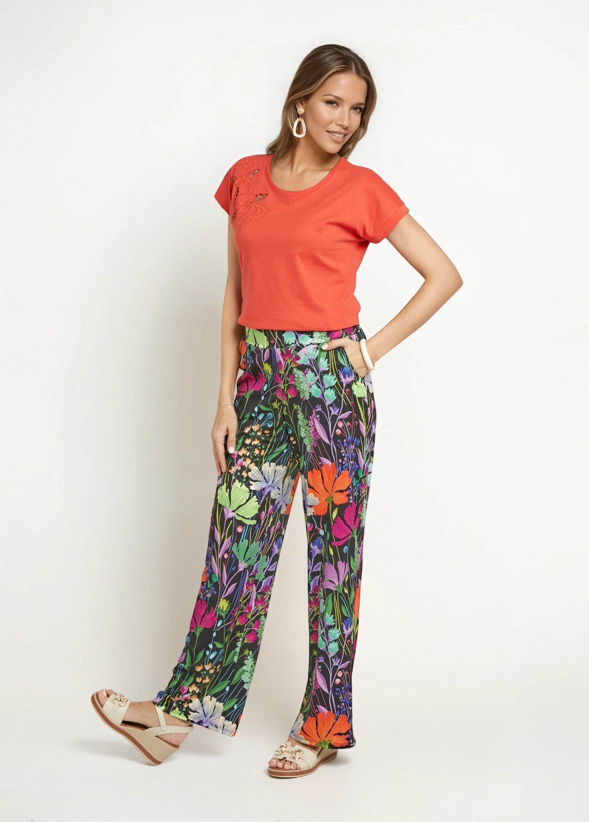 Pantaloni_elasticizzati_fluidi_con_un_poetico_design_floreale_Imprime_fond_noir_SF1_slim