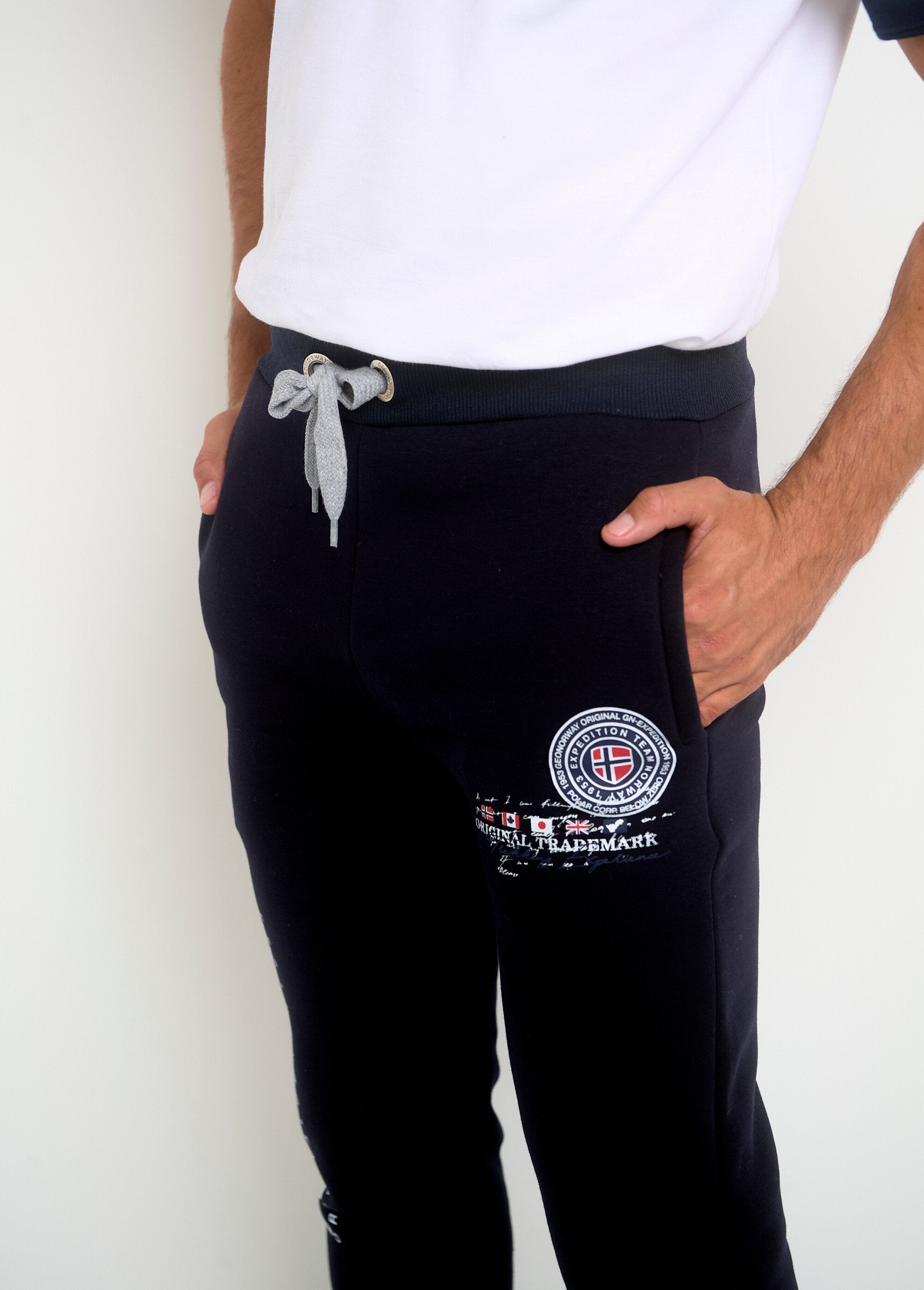 Pantaloni_da_jogging_con_gambe_e_fondi_stretti_Marine_DE1_slim