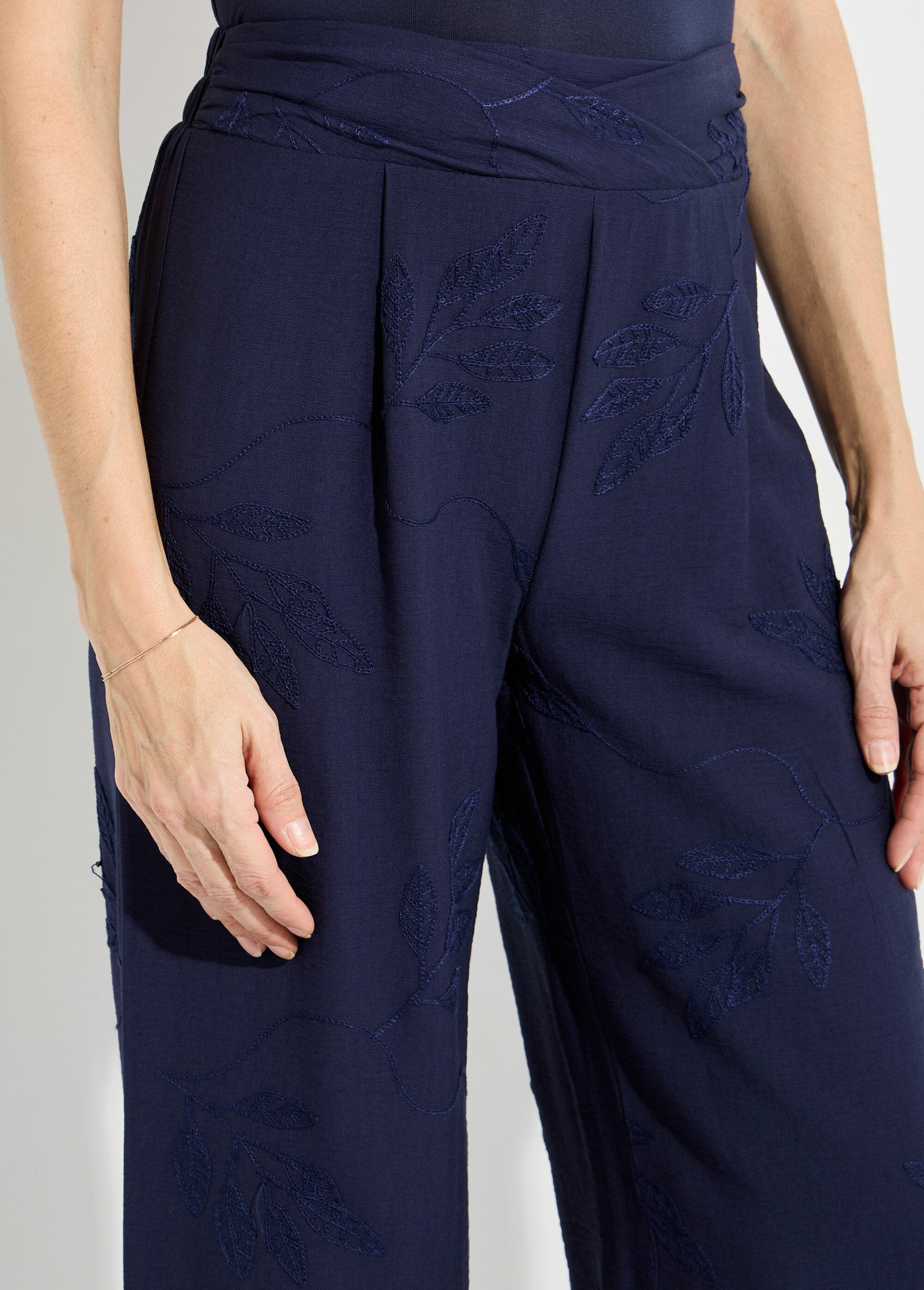 Pantaloni_elasticizzati_a_gamba_larga_con_ricamo_a_forma_di_fogliame_Marine_DE1_slim