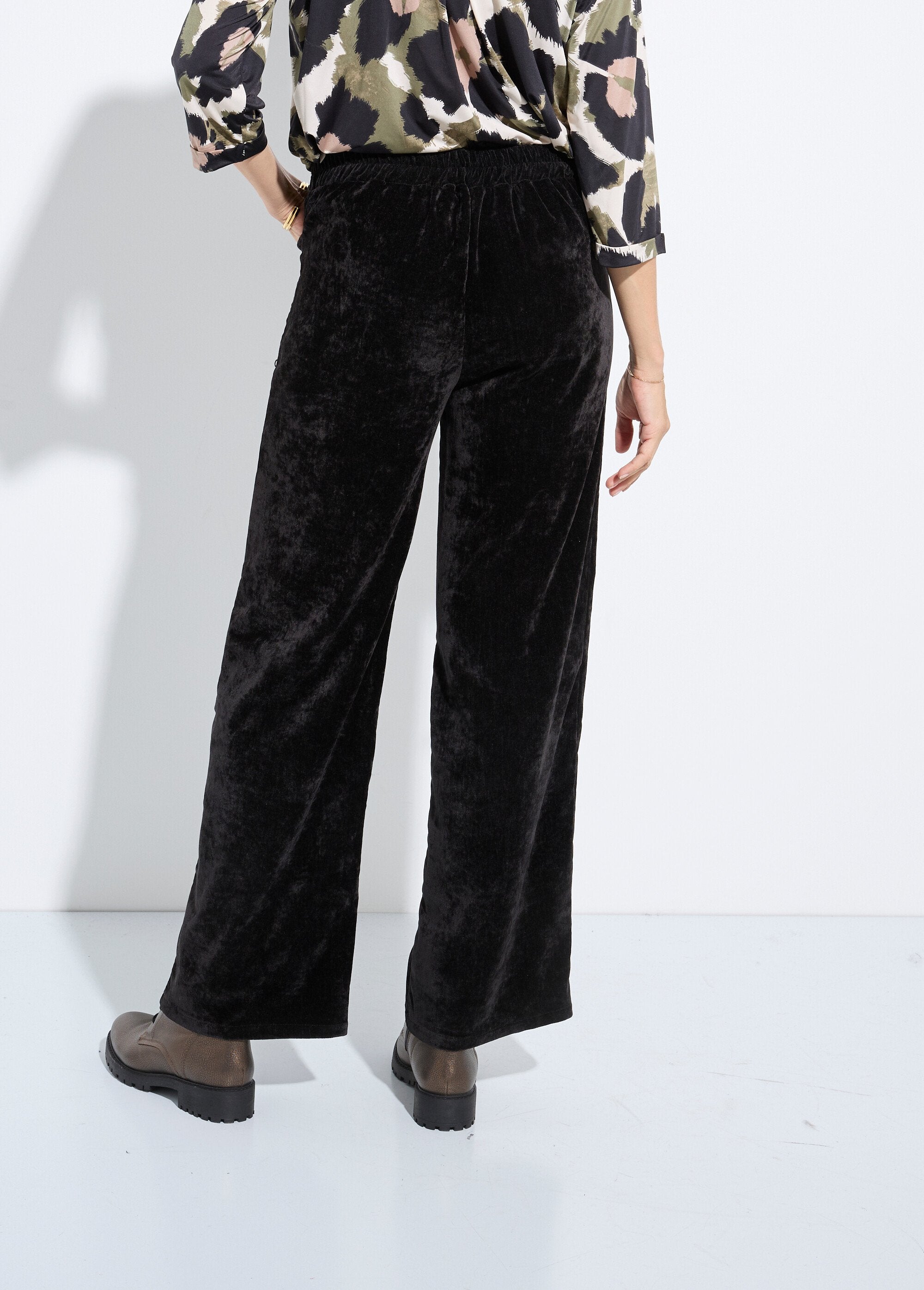 Pantaloni_a_gamba_larga_in_velluto_a_coste_elasticizzato_Noir_DO1_slim