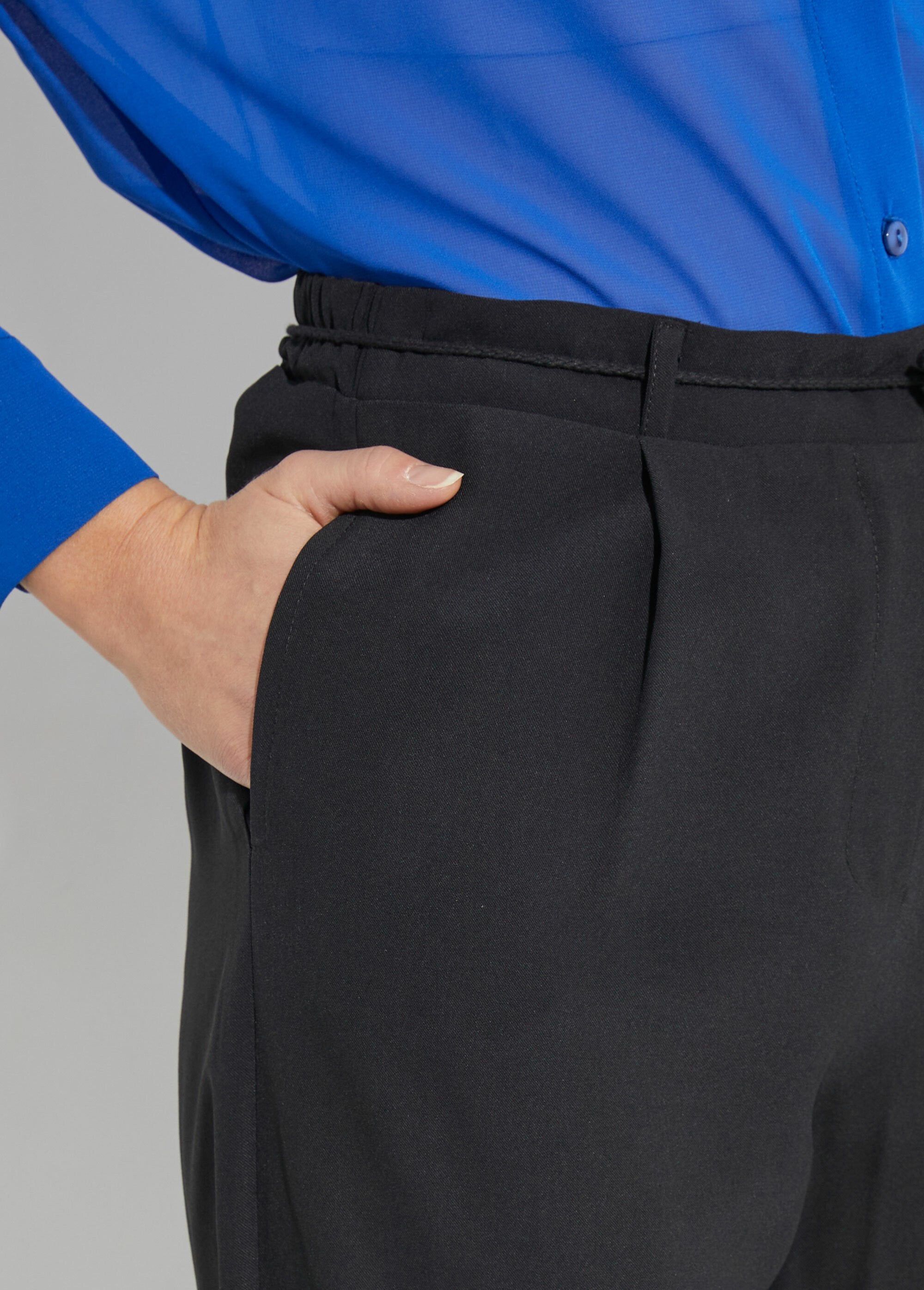 Pantaloni_elasticizzati_a_gamba_larga,_Essentiel_Noir_DE1_slim