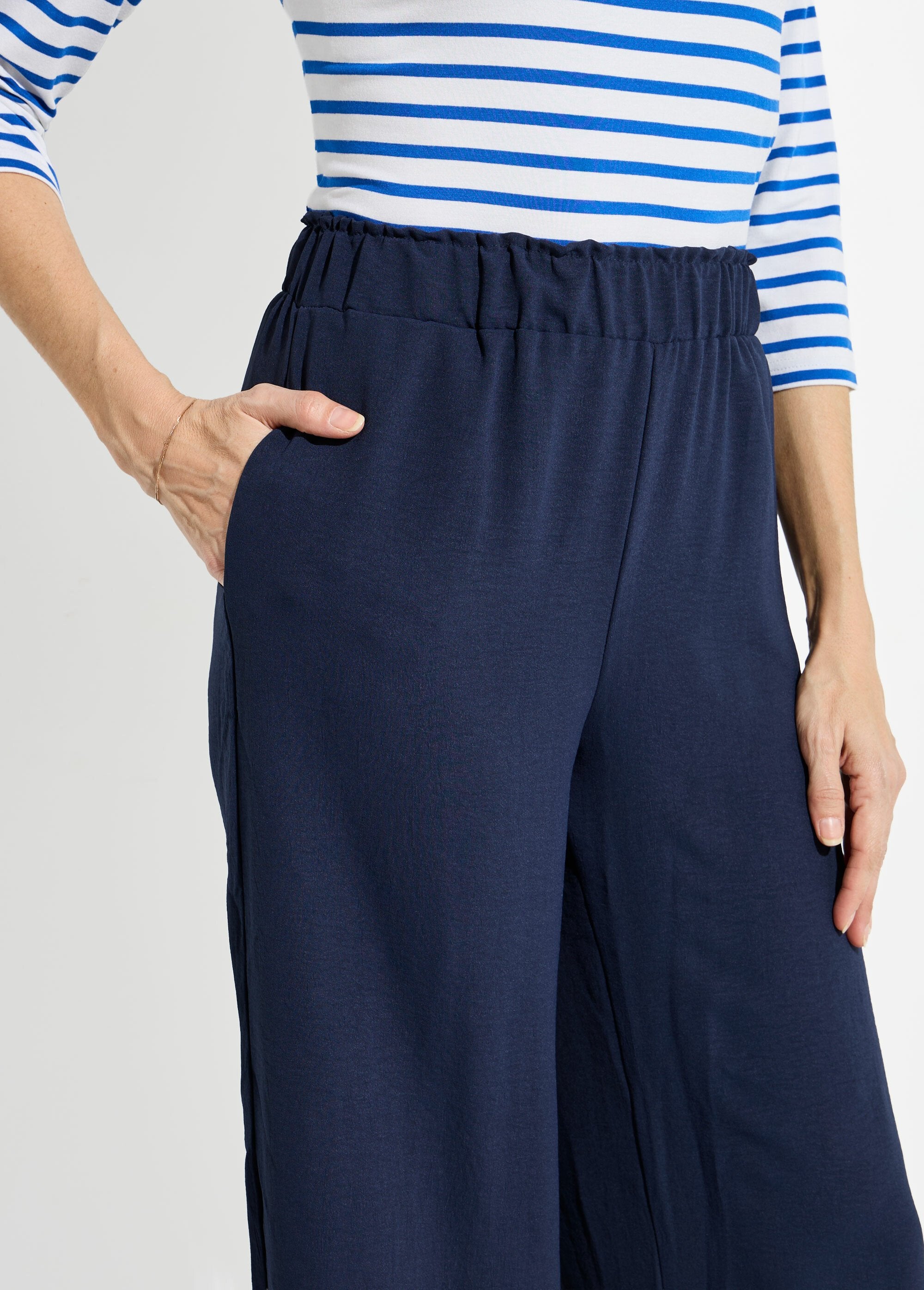 Pantaloni_a_gamba_larga_in_crêpe_fluido_Marine_DE1_slim